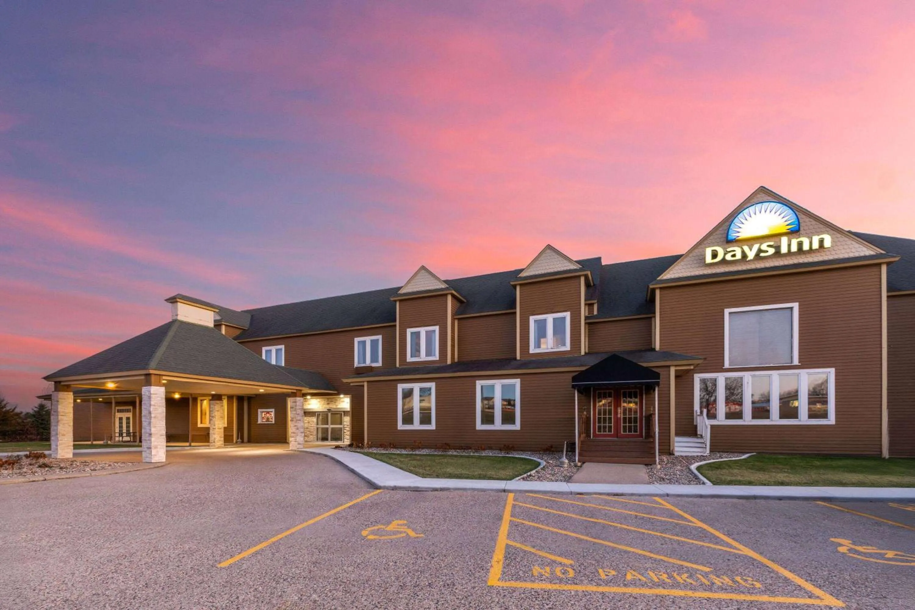 Property building in Days Inn by Wyndham Hutchinson