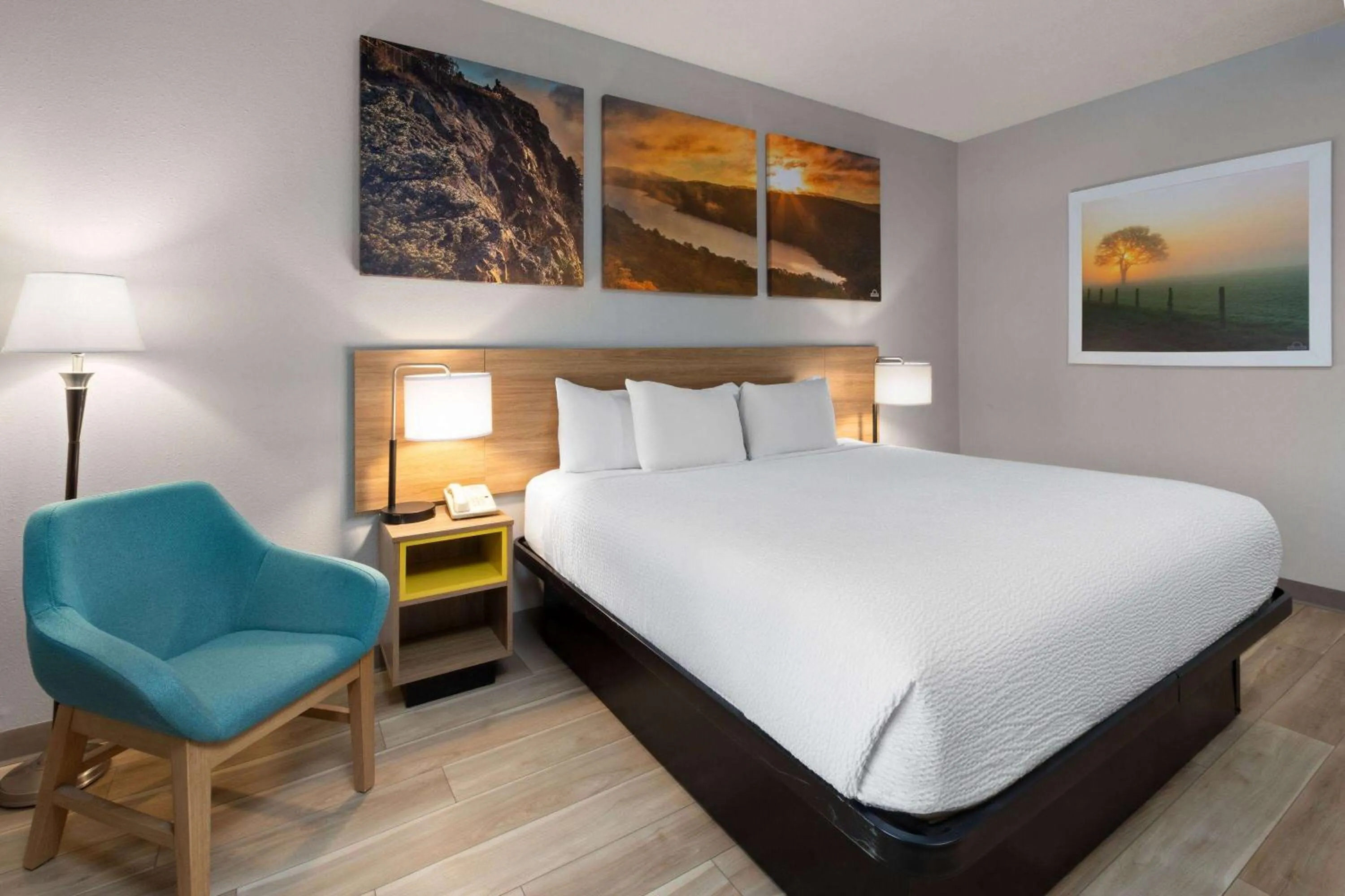 Photo of the whole room, Bed in Days Inn by Wyndham Hutchinson