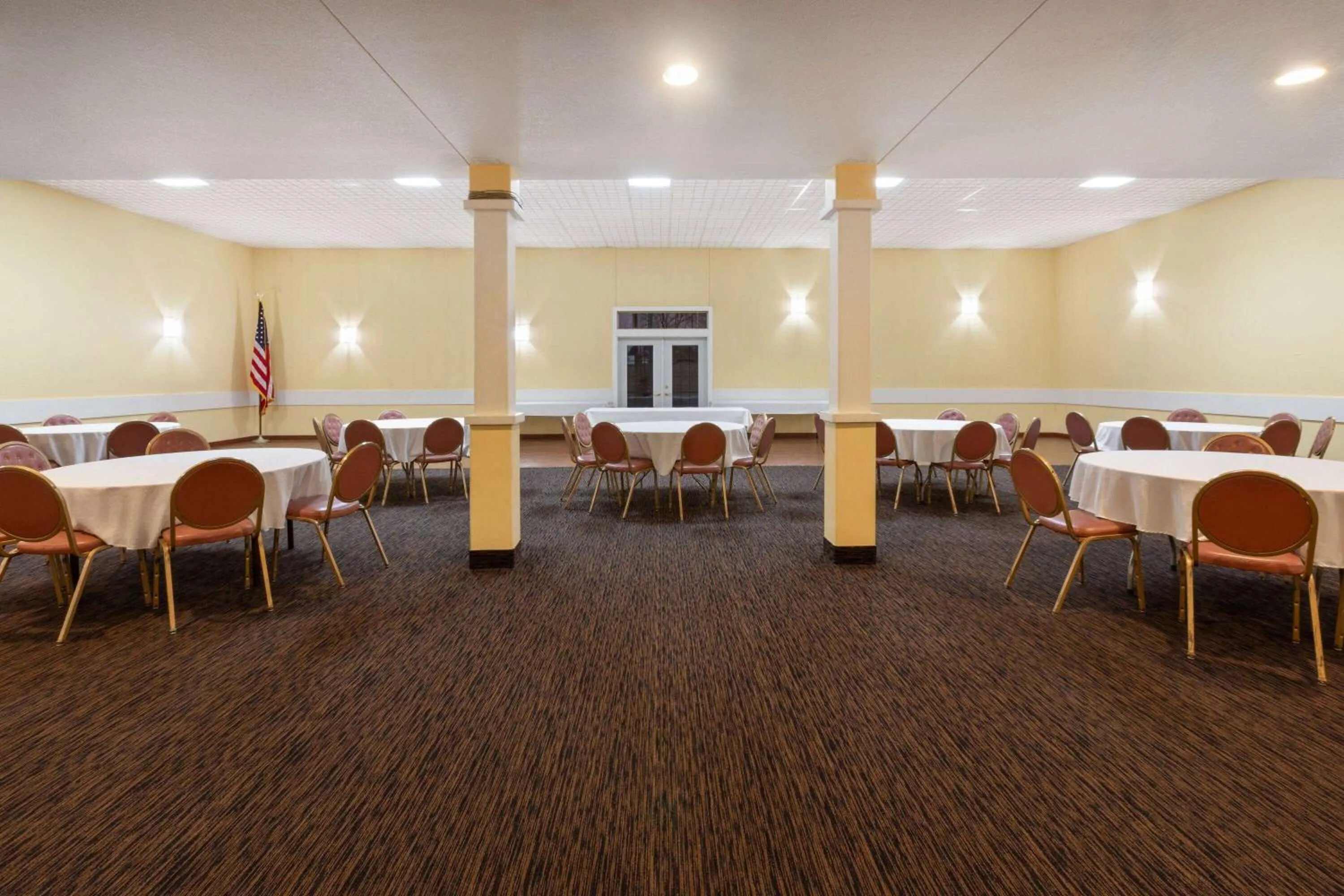 Meeting/conference room in Days Inn by Wyndham Hutchinson
