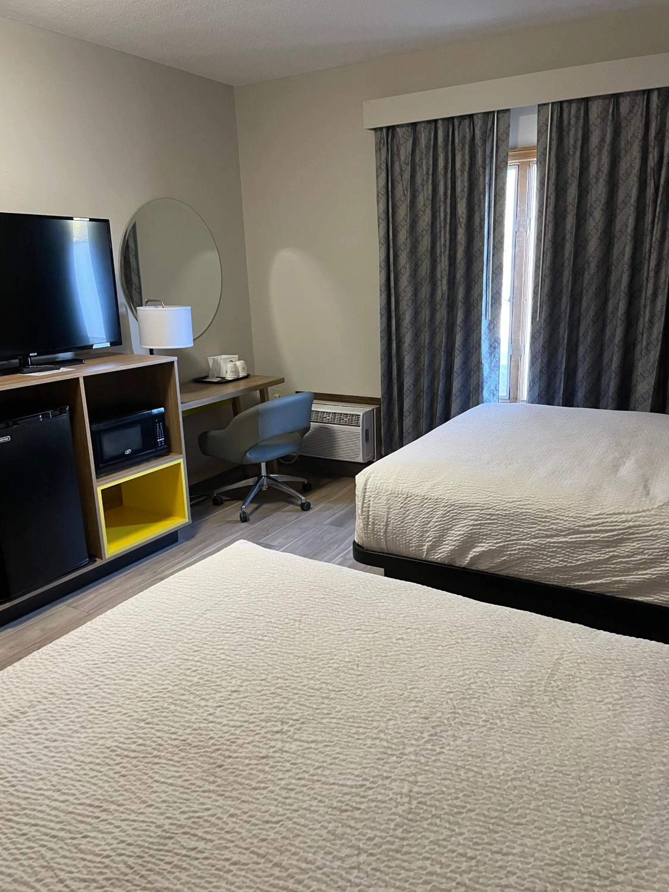 Photo of the whole room, Bed in Days Inn by Wyndham Hutchinson