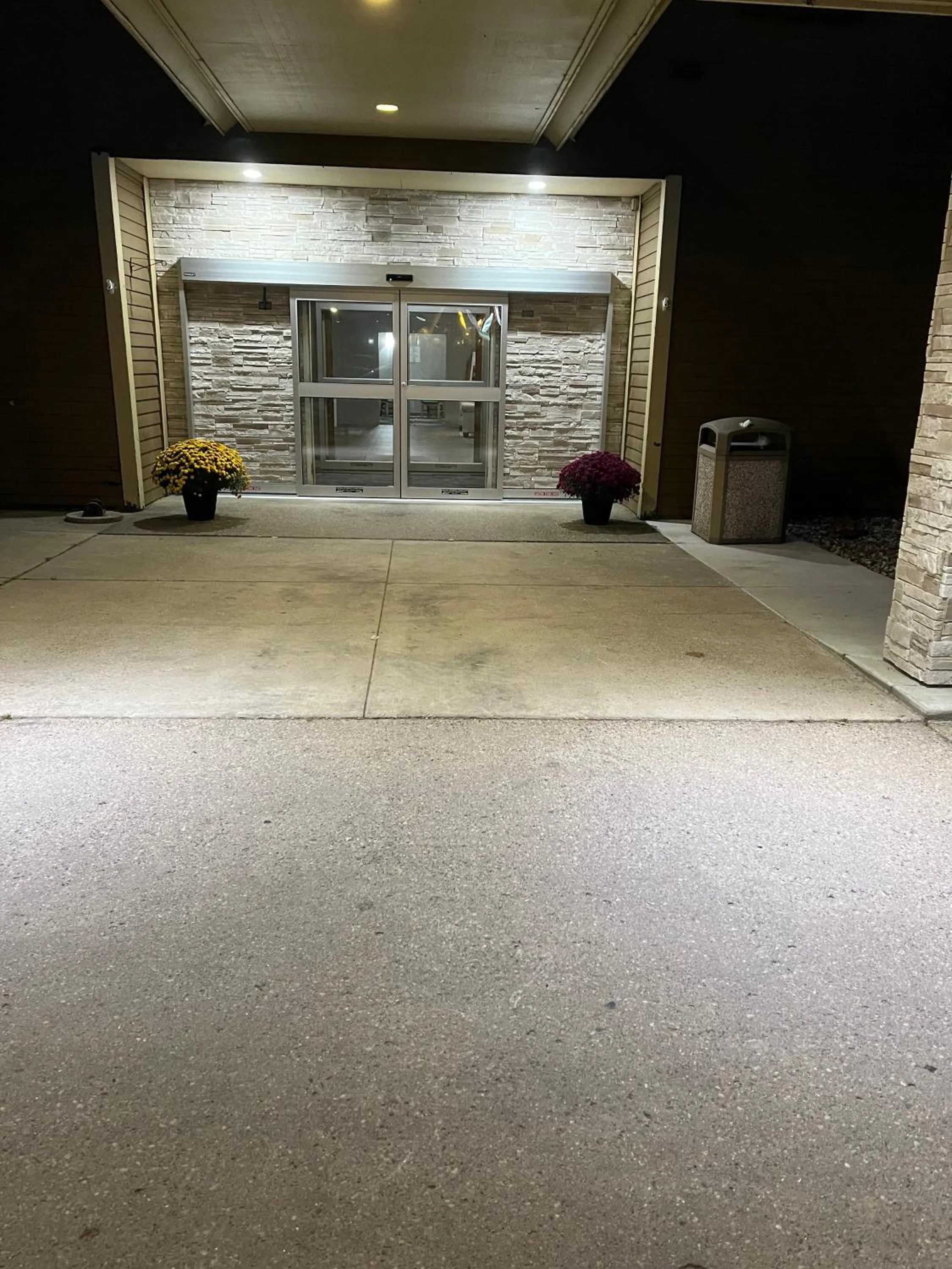 Property building in Days Inn by Wyndham Hutchinson