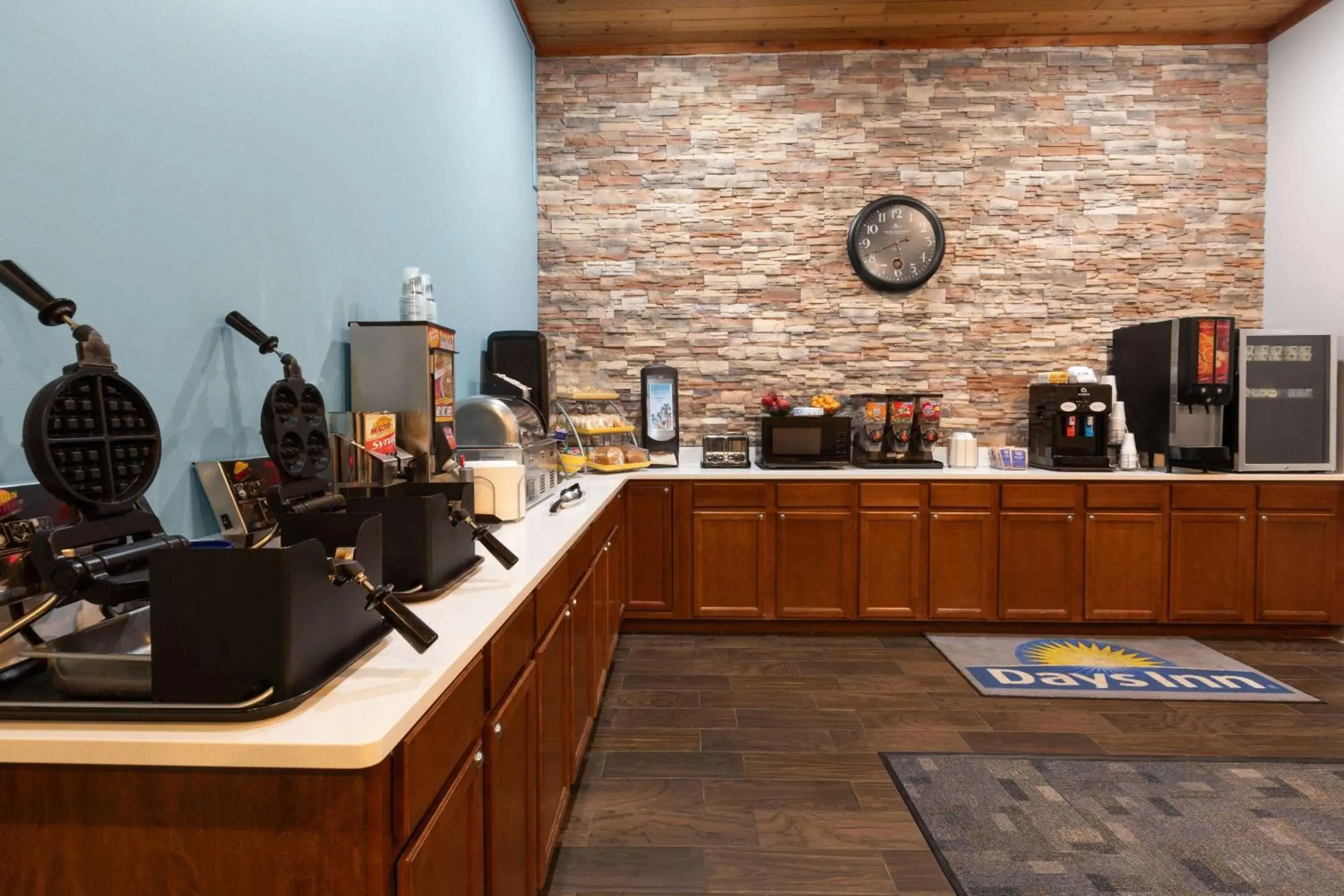 Breakfast in Days Inn by Wyndham Hutchinson Breakfast in Days Inn by Wyndham Hutchinson