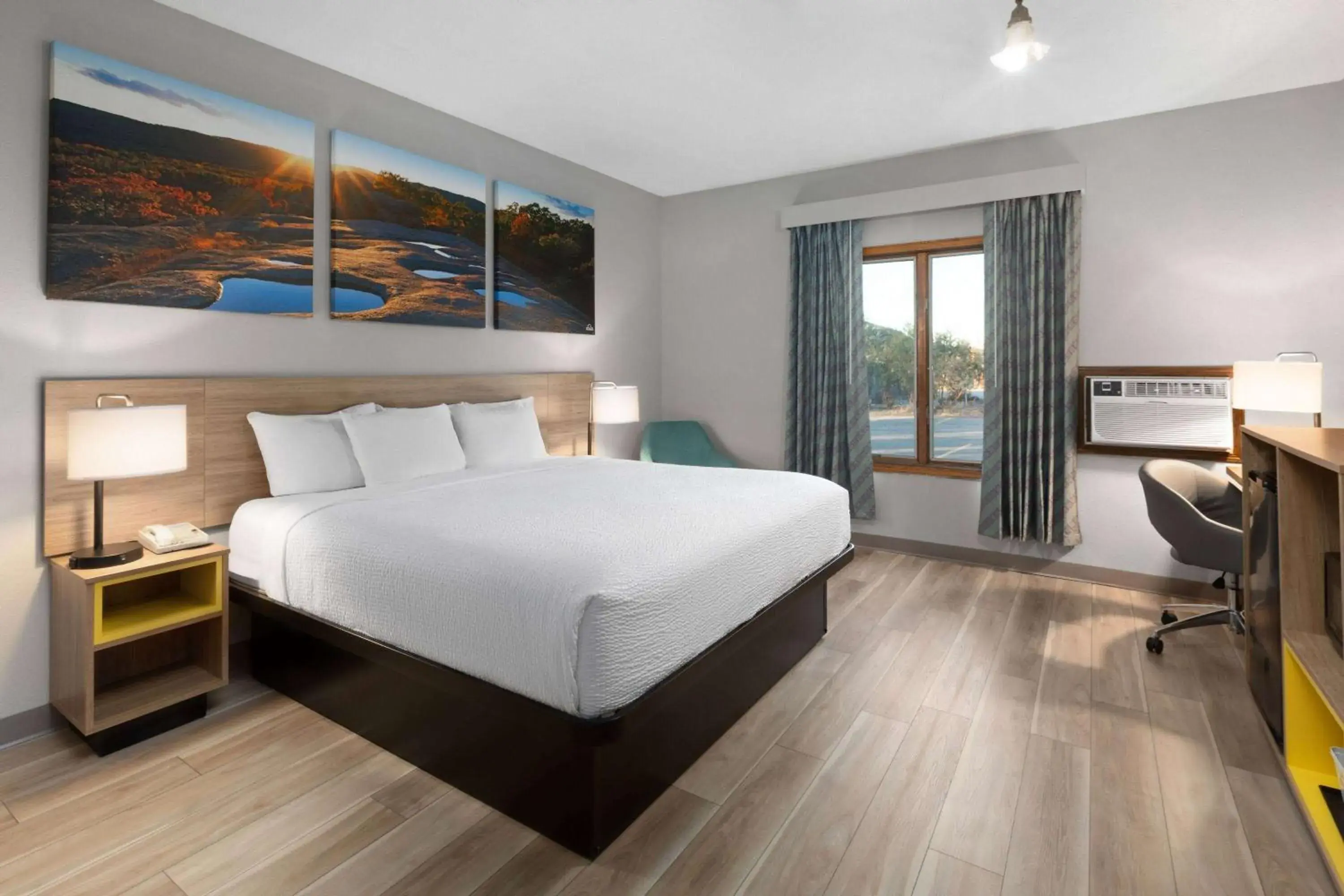 Photo of the whole room, Bed in Days Inn by Wyndham Hutchinson Photo of the whole room, Bed in Days Inn by Wyndham Hutchinson