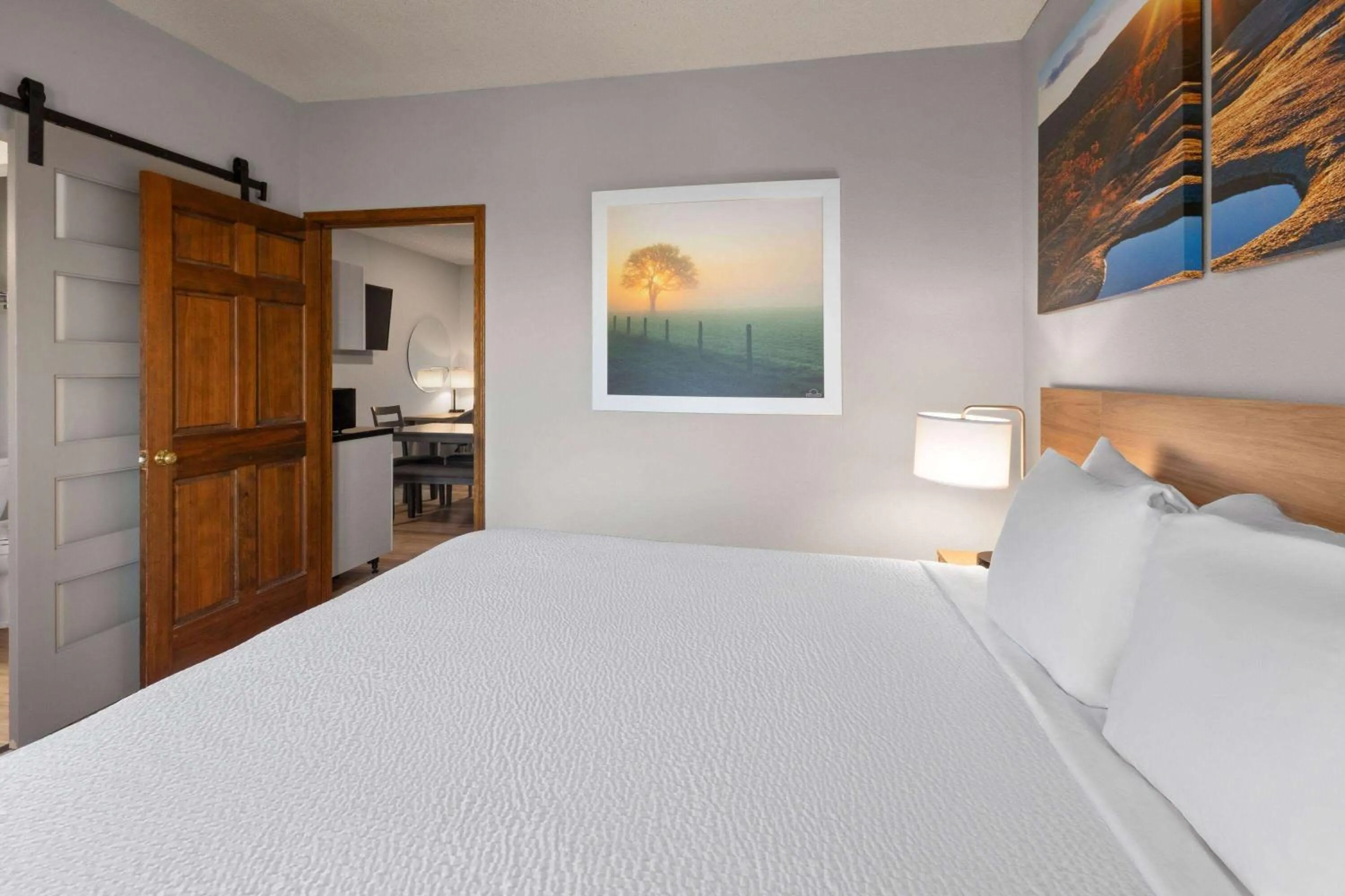 Photo of the whole room, Bed in Days Inn by Wyndham Hutchinson