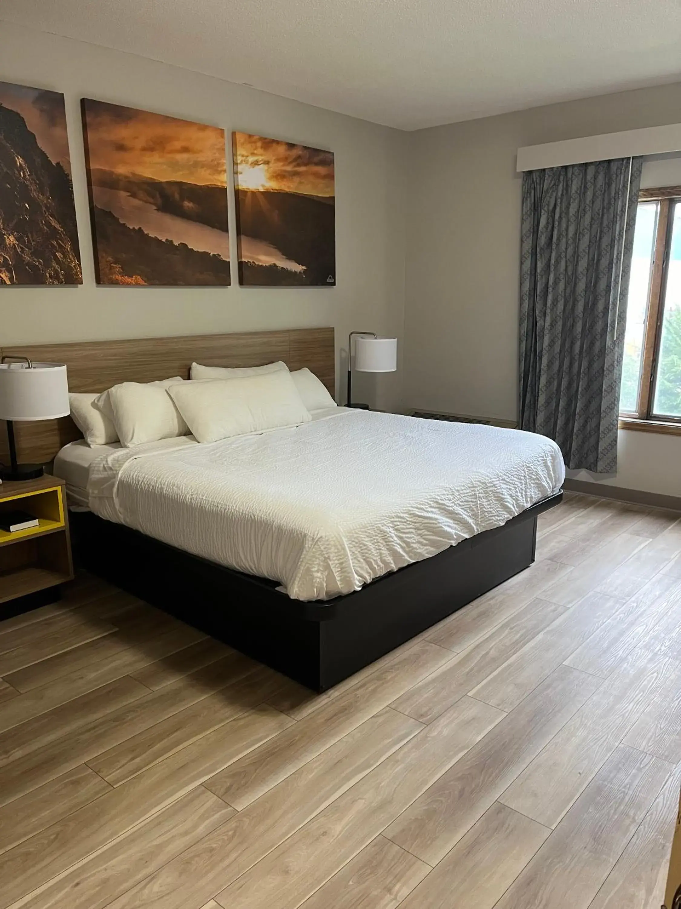 Two-Bedroom Suite with One King Bed and One Queen Bed - Non-Smoking in Days Inn by Wyndham Hutchinson Two-Bedroom Suite with One King Bed and One Queen Bed - Non-Smoking in Days Inn by Wyndham Hutchinson