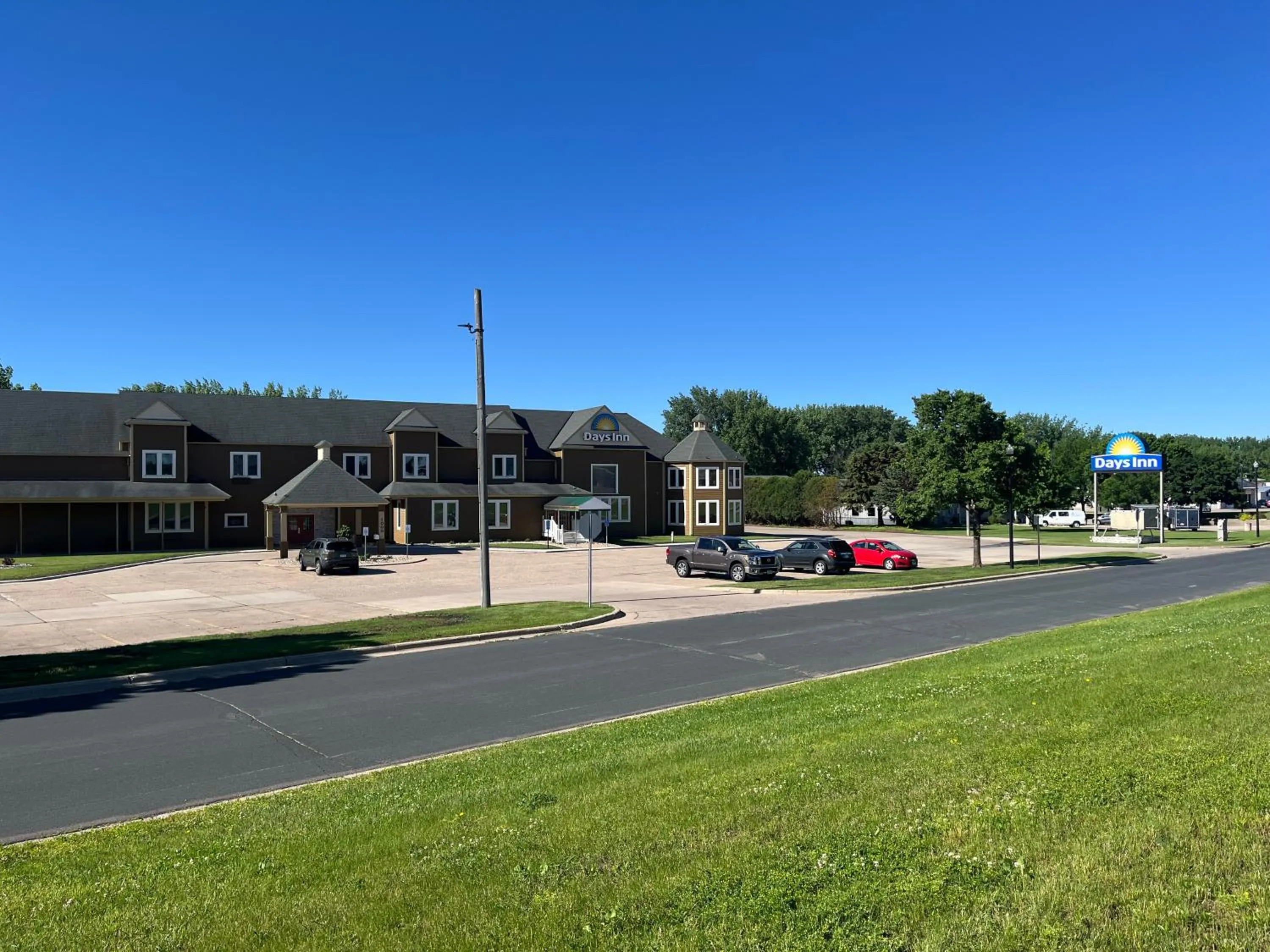 Property building in Days Inn by Wyndham Hutchinson