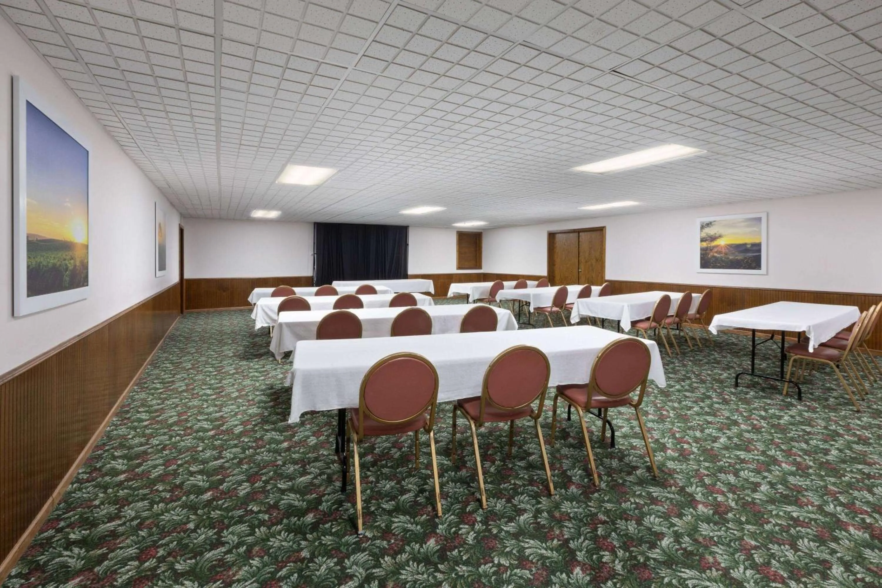 Meeting/conference room in Days Inn by Wyndham Hutchinson