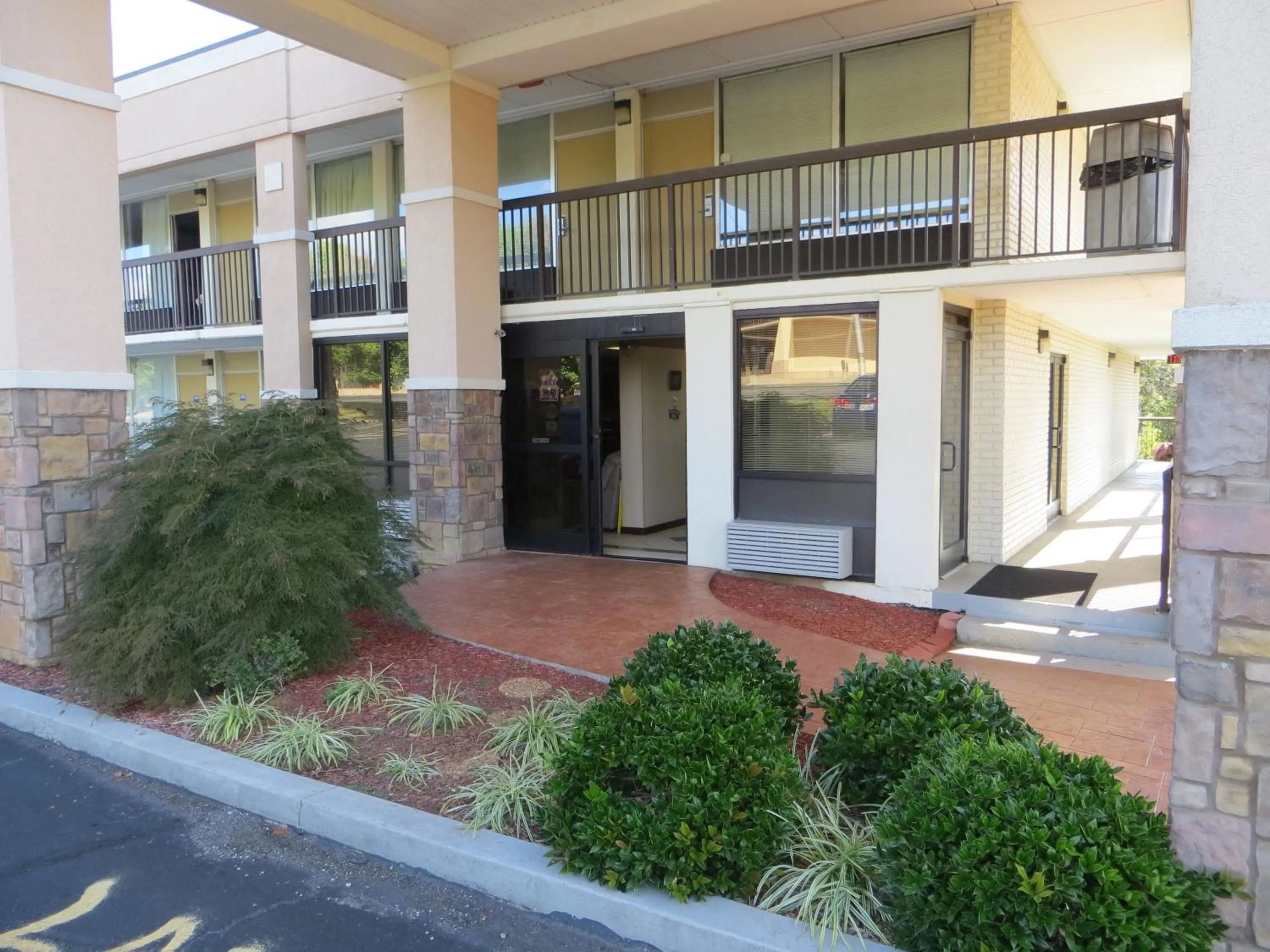 Facade/entrance in Knights Inn Newport