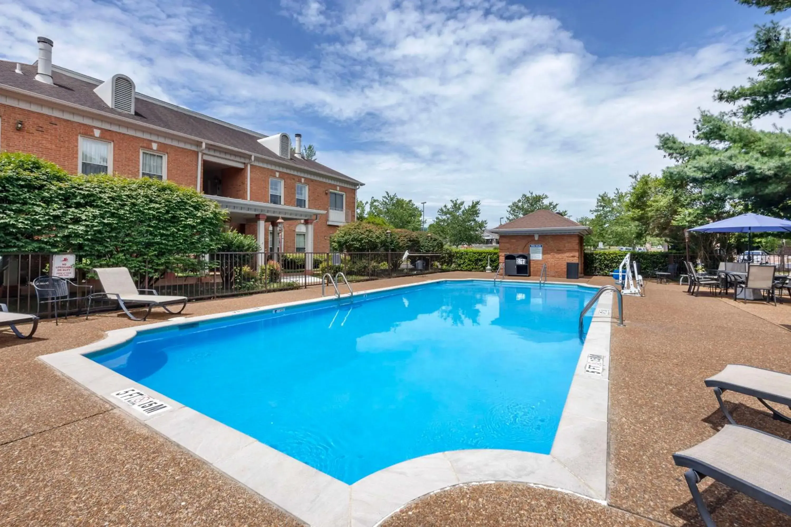 Pool view in Best Western Spring Hill Inn & Suites Pool view in Best Western Spring Hill Inn & Suites