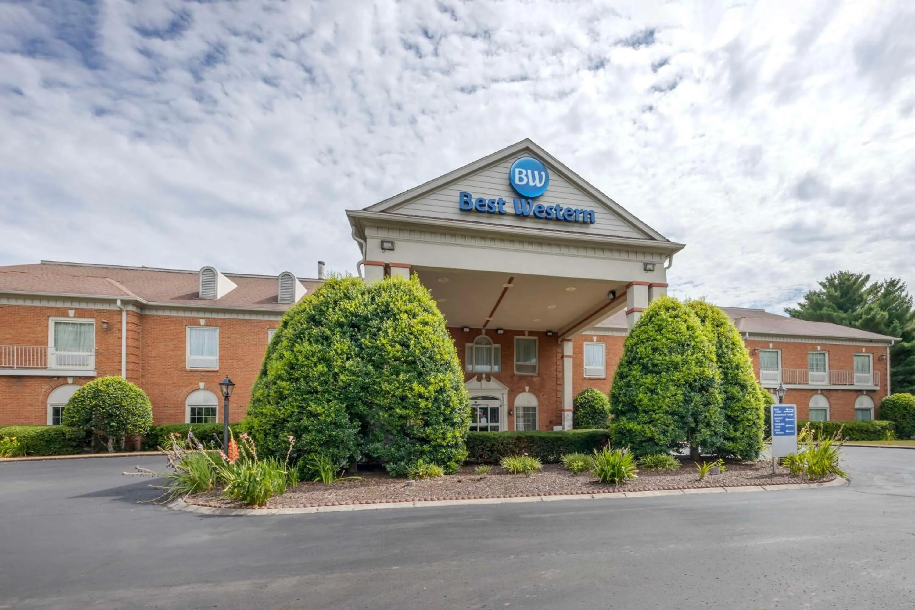 Property building in Best Western Spring Hill Inn & Suites