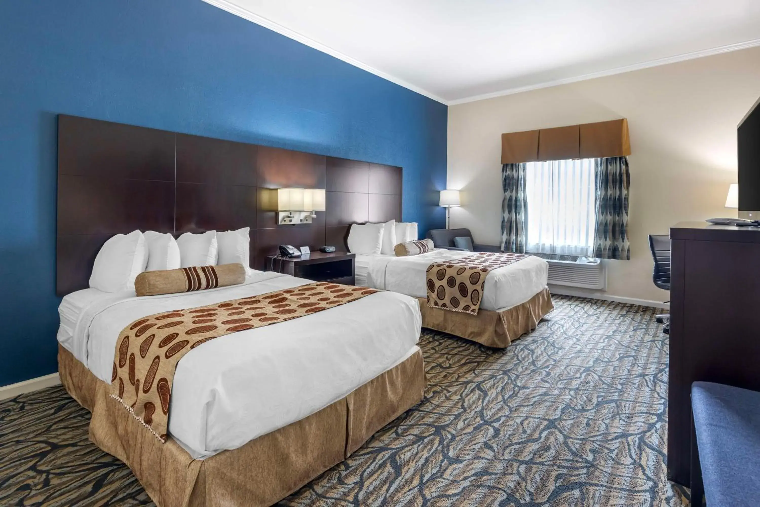 Double Room with Two Double Beds and Bath Tub - Disability Access/Non-Smoking in Best Western Spring Hill Inn & Suites Double Room with Two Double Beds and Bath Tub - Disability Access/Non-Smoking in Best Western Spring Hill Inn & Suites