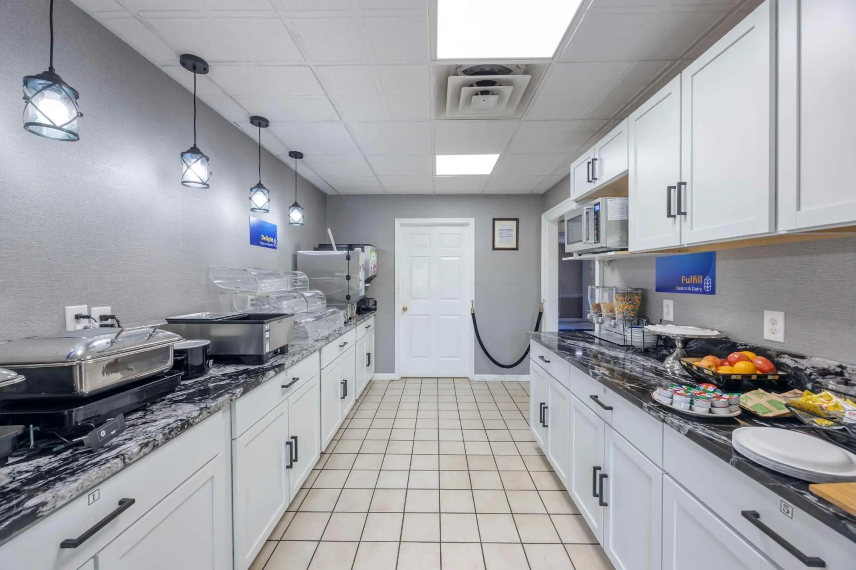 Breakfast in Best Western Spring Hill Inn & Suites Breakfast in Best Western Spring Hill Inn & Suites