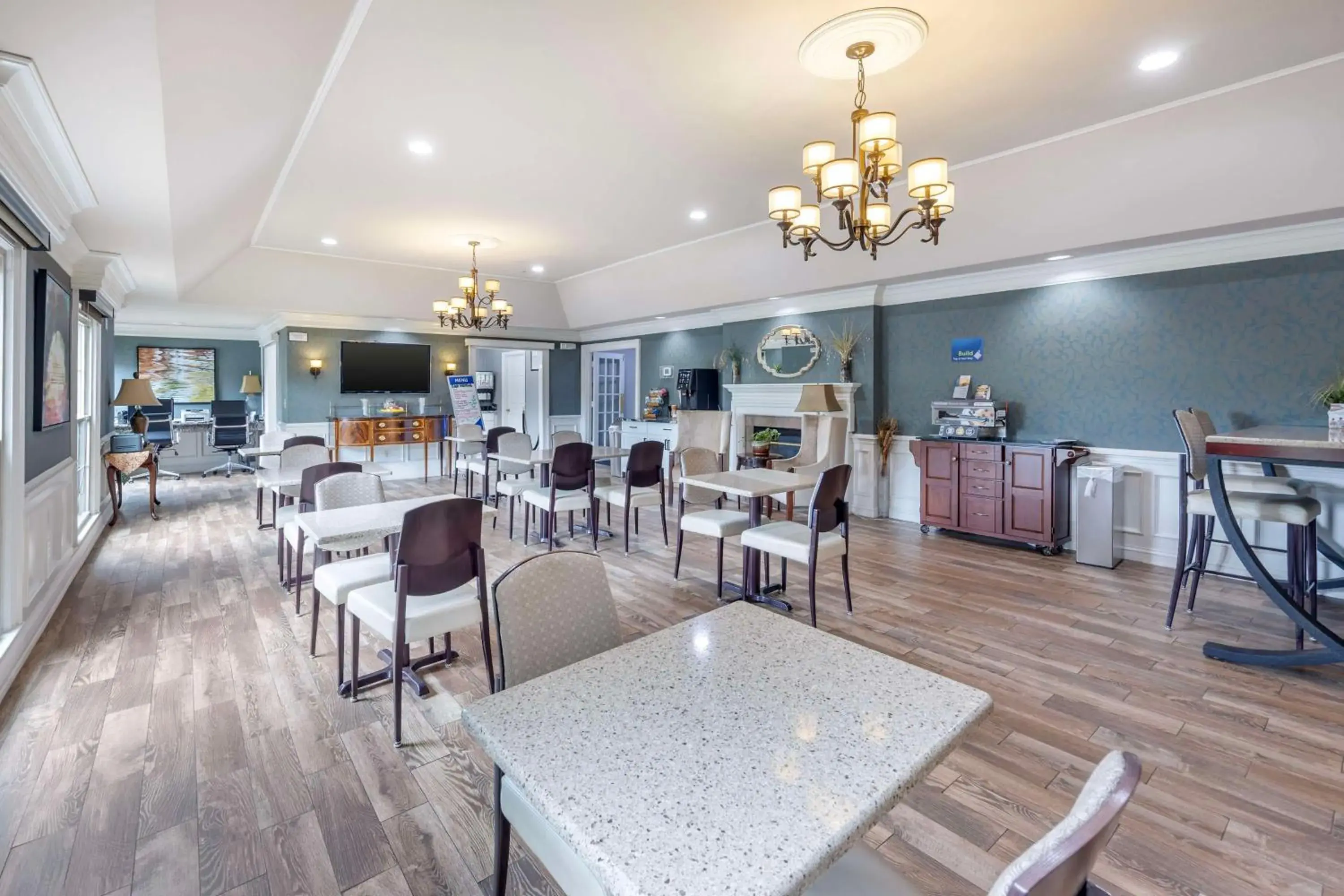 Breakfast in Best Western Spring Hill Inn & Suites Breakfast in Best Western Spring Hill Inn & Suites