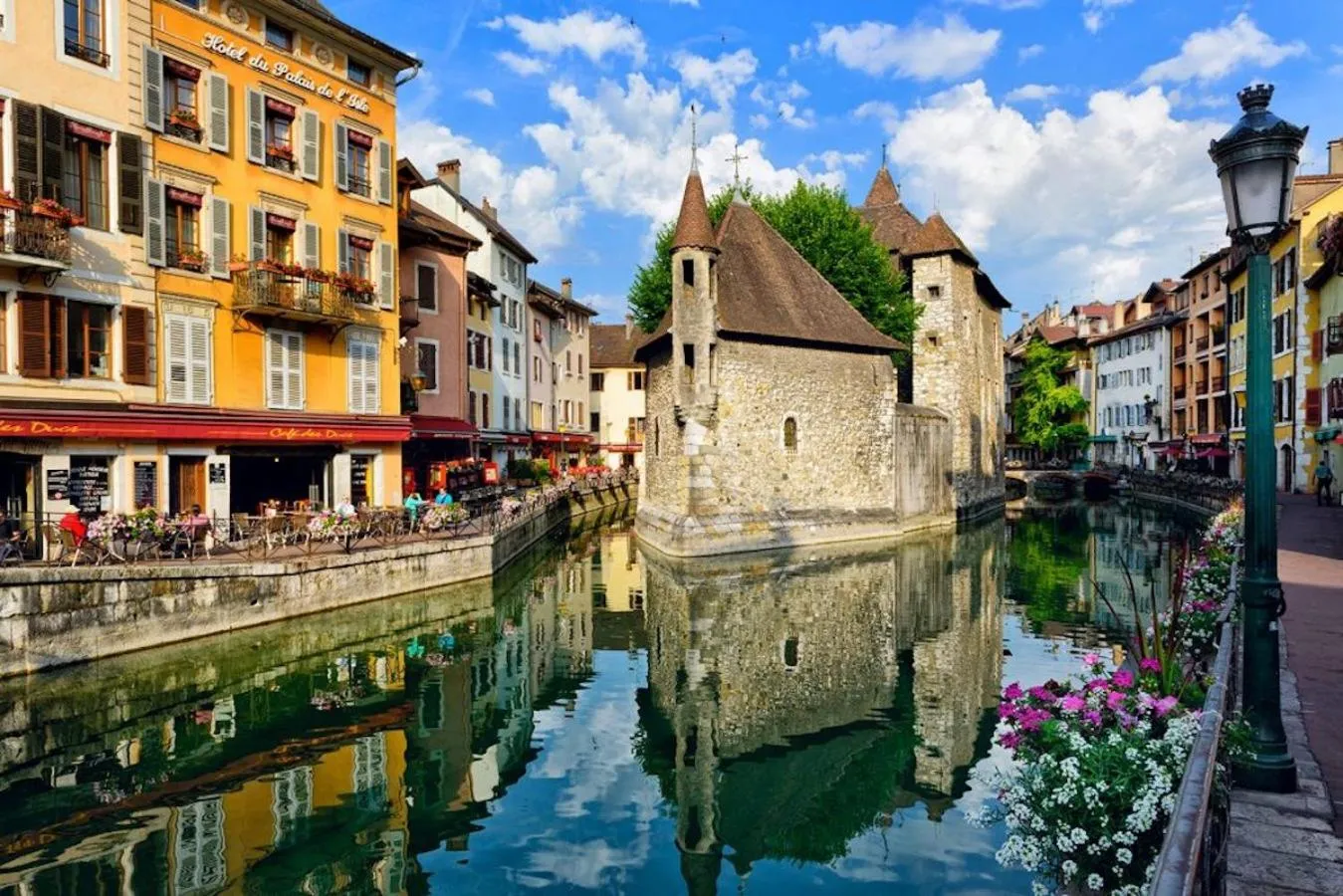 Nearby landmark in La petite Venise