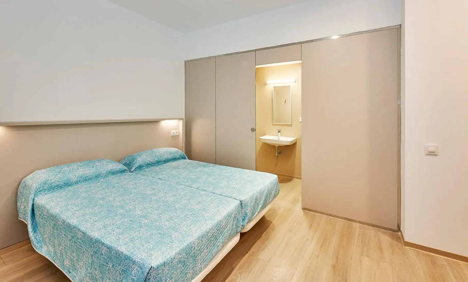 Twin Room with Bathroom in Alberg Abat Oliba Twin Room with Bathroom in Alberg Abat Oliba