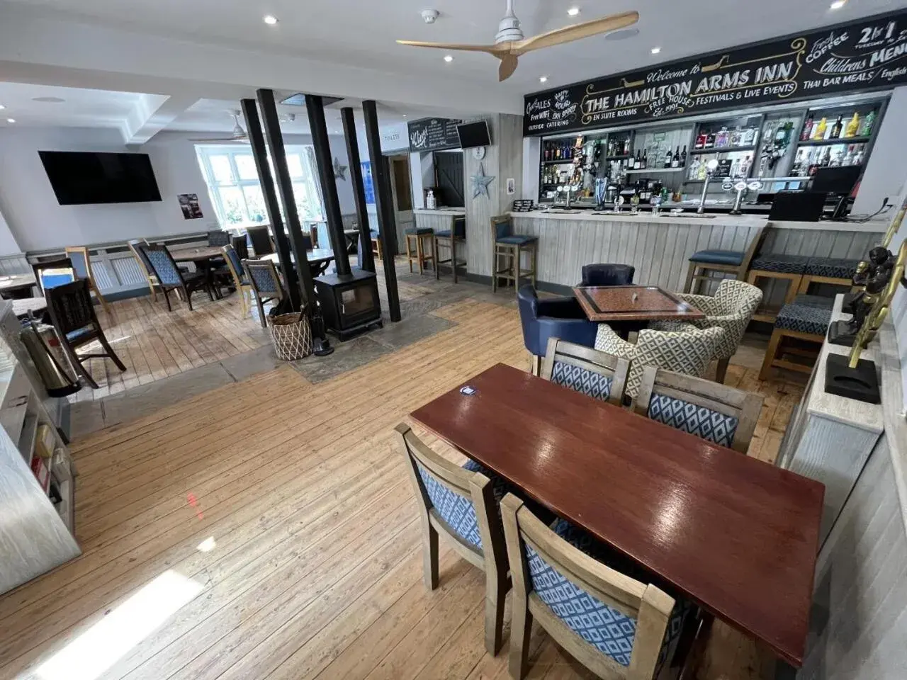 Lounge or bar in Hamilton Arms Suites Lounge or bar in Hamilton Arms Suites