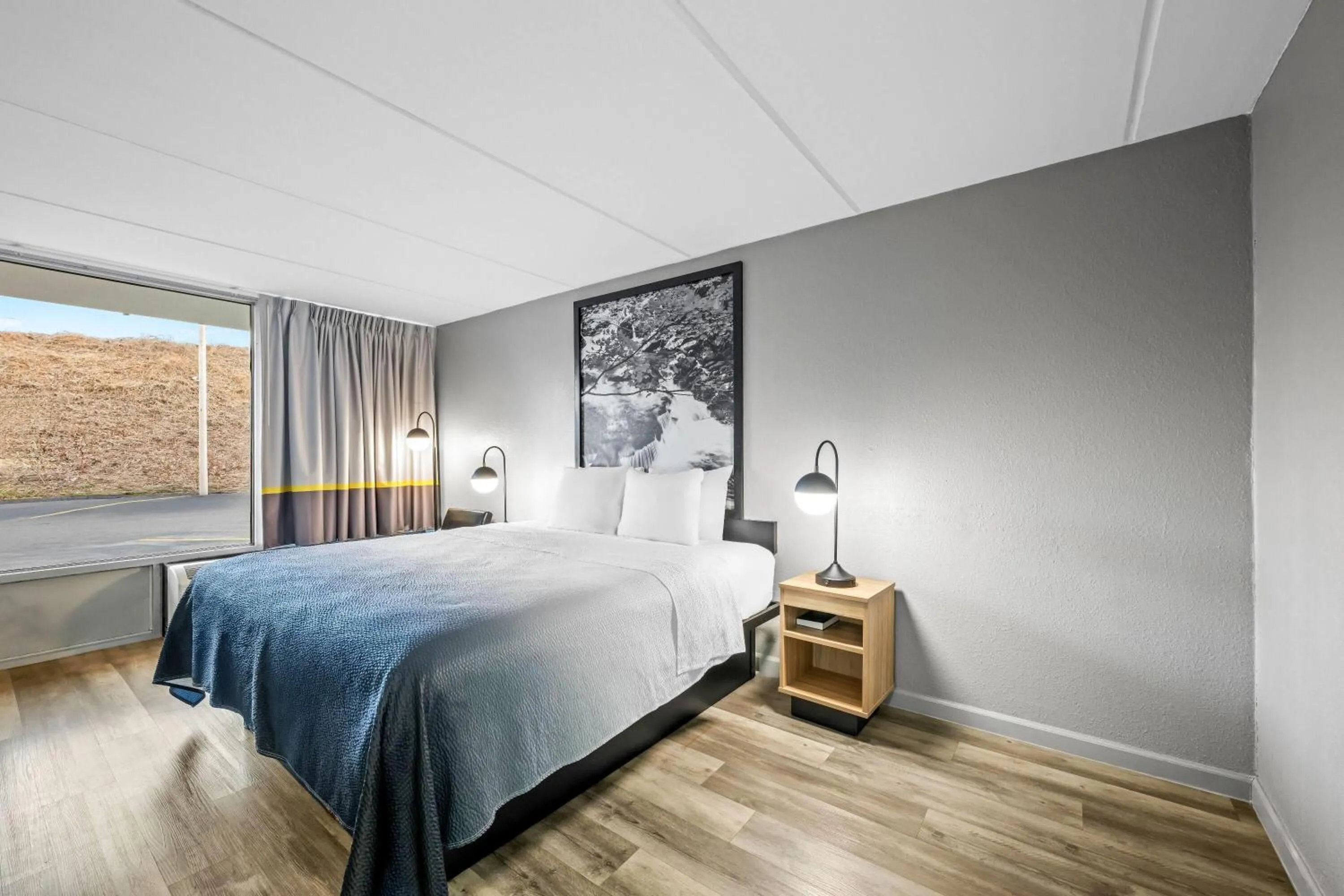 Bed in Super 8 by Wyndham Kingsport /I-81
