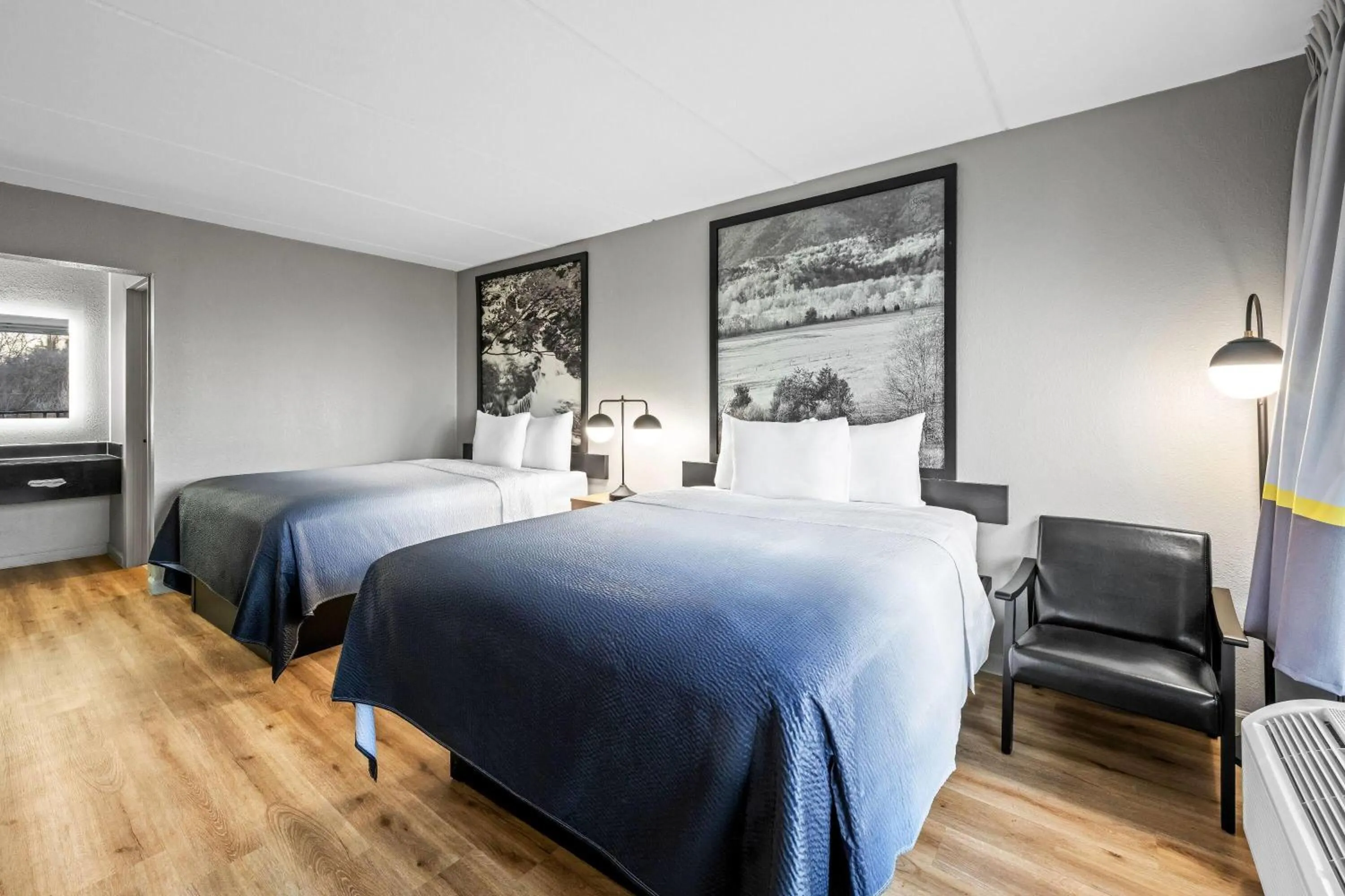 Bed in Super 8 by Wyndham Kingsport /I-81
