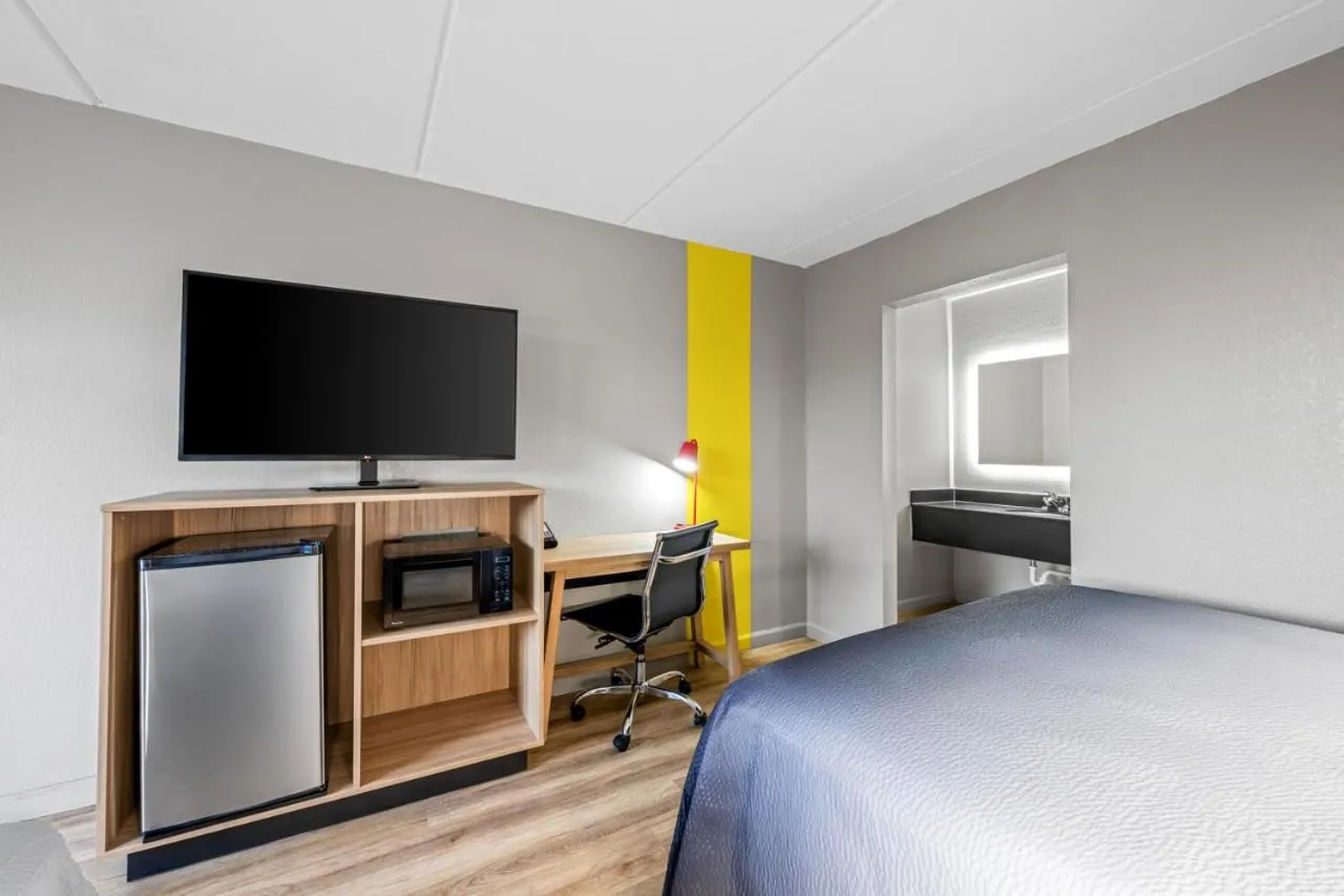 TV and multimedia, Bed in Super 8 by Wyndham Kingsport /I-81