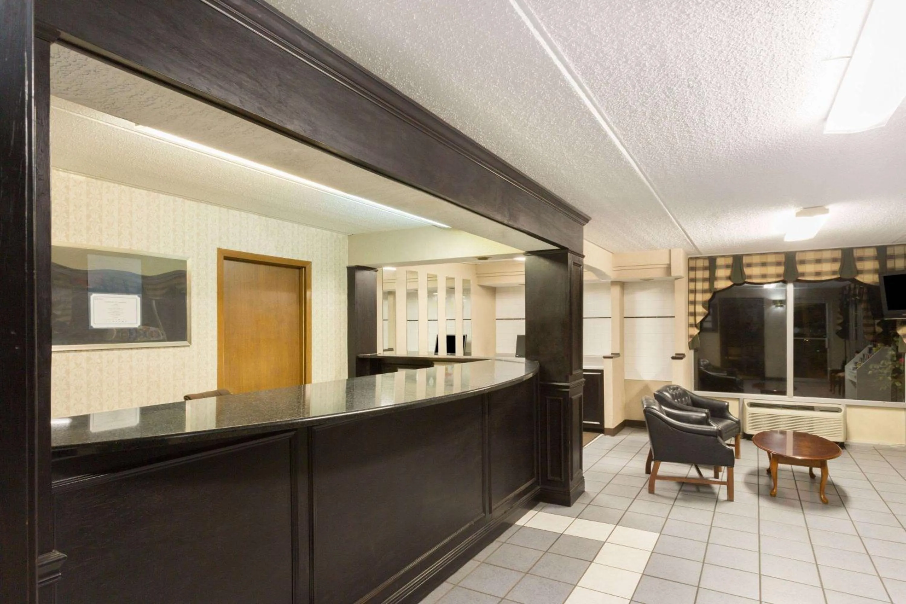 Lobby or reception in Super 8 by Wyndham Kingsport /I-81