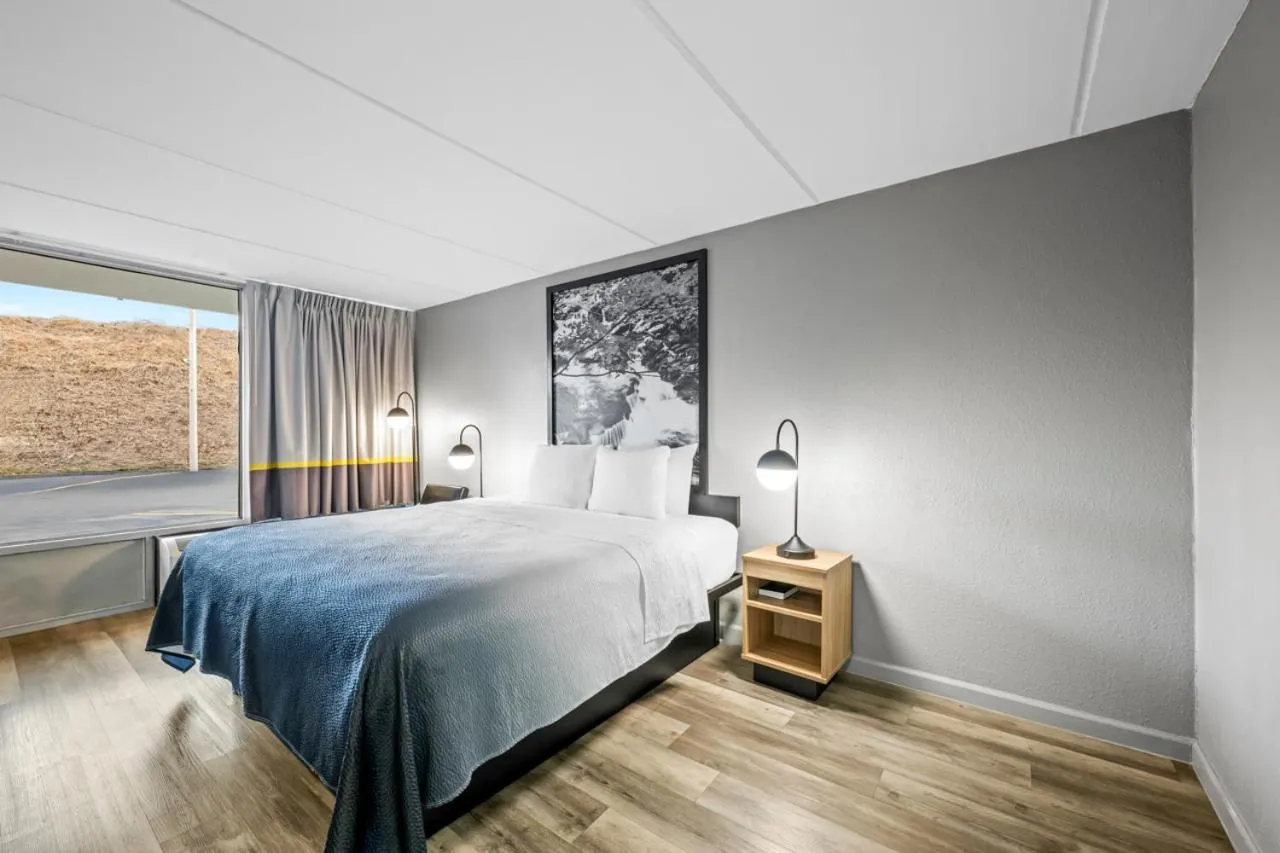 Photo of the whole room, Bed in Super 8 by Wyndham Kingsport /I-81