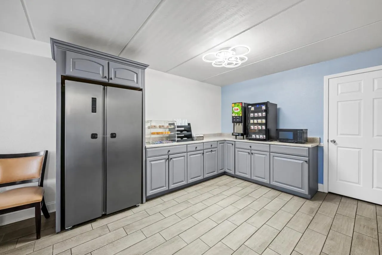 Super 8 by Wyndham Kingsport /I-81