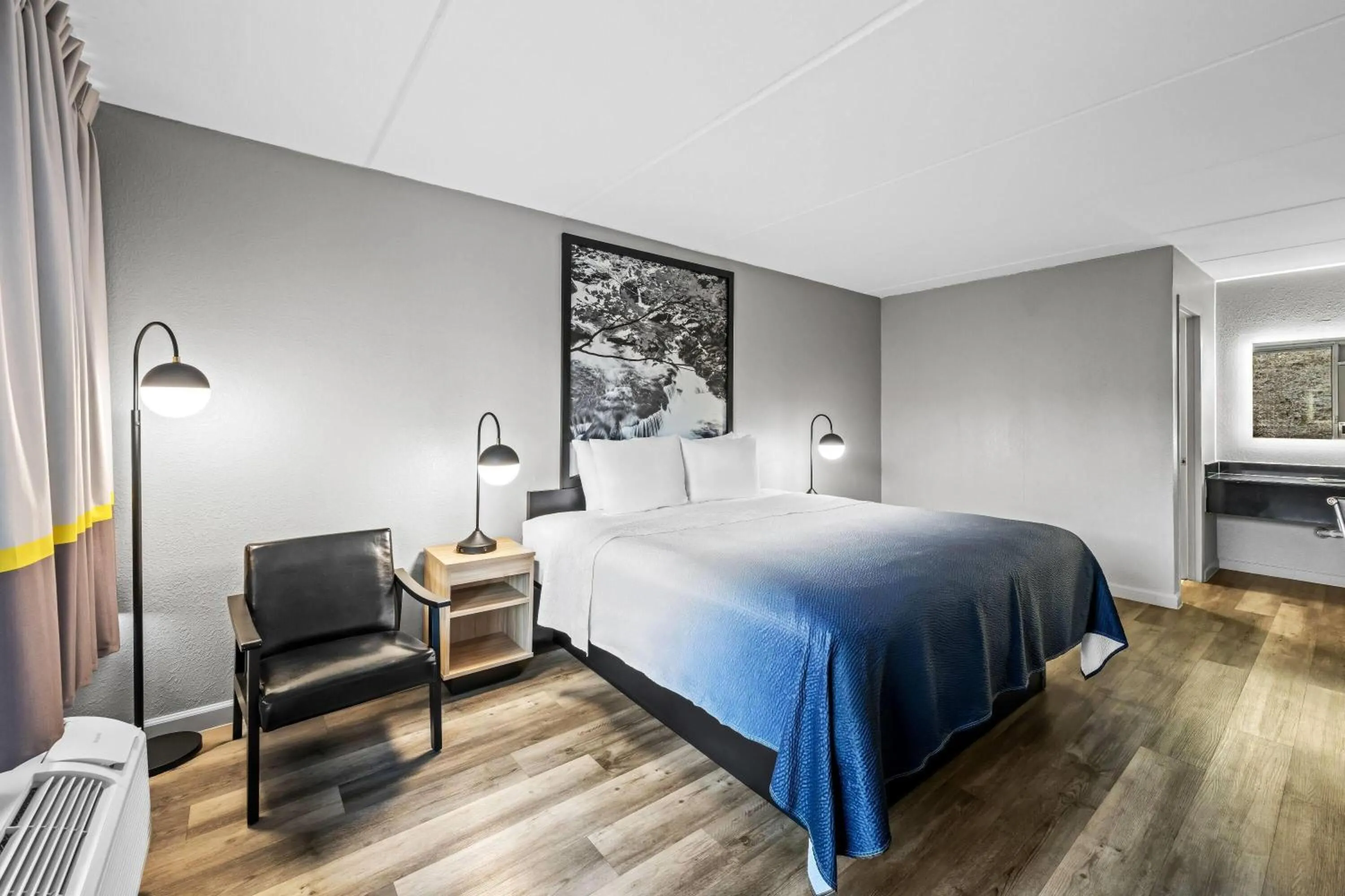 Bed in Super 8 by Wyndham Kingsport /I-81