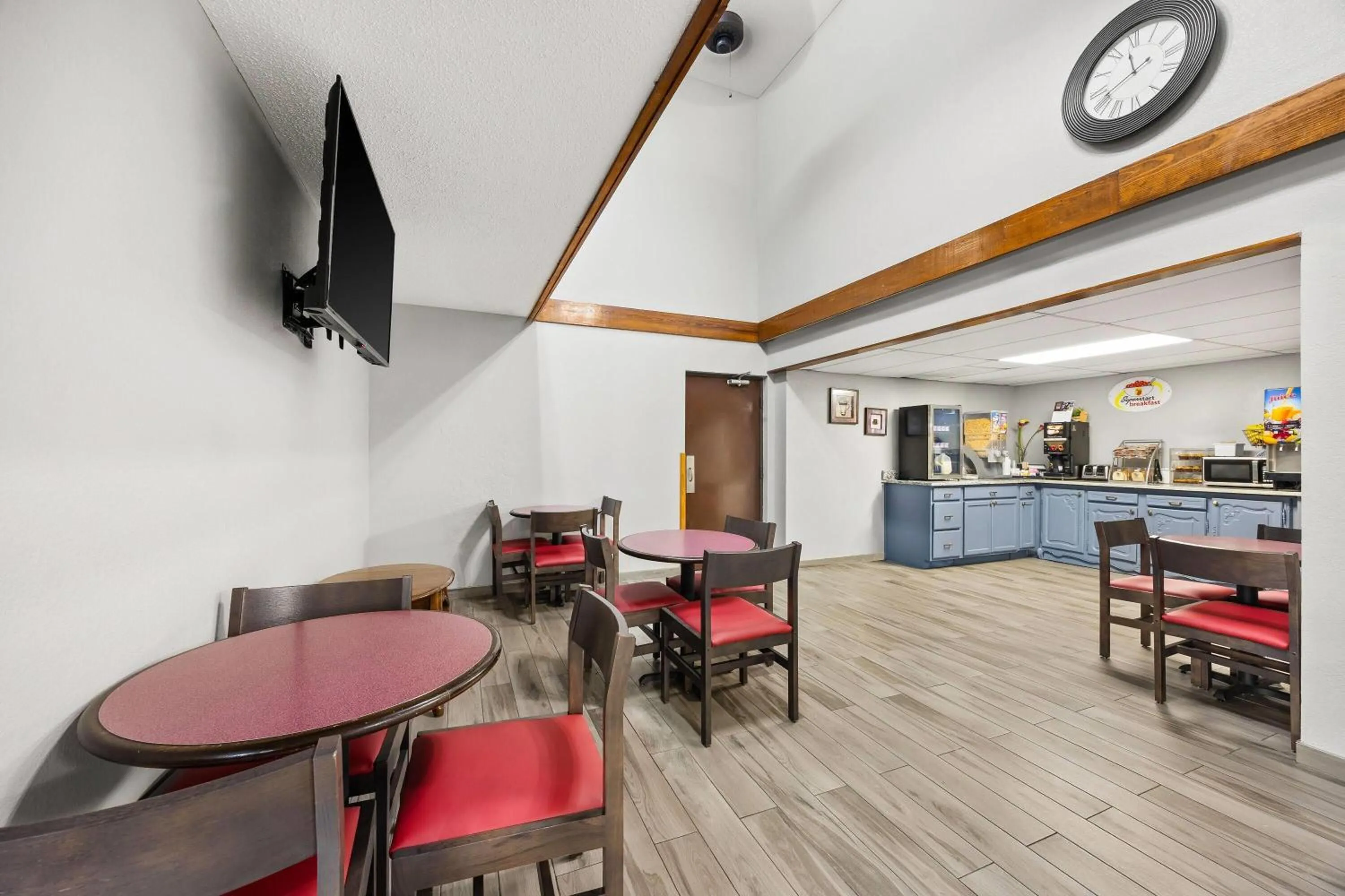 Restaurant/places to eat in Super 8 by Wyndham Harrison AR