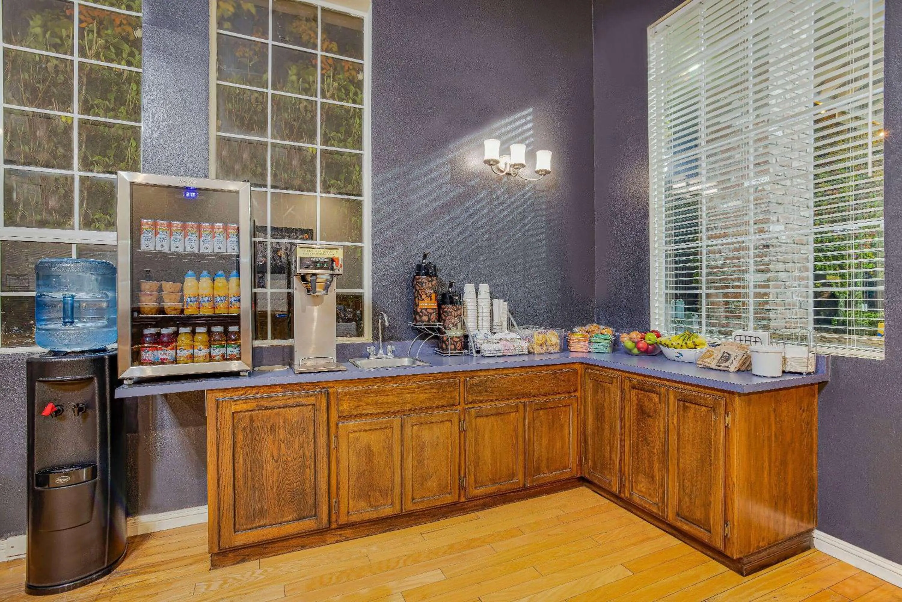 Restaurant/places to eat in Super 8 by Wyndham Auburn