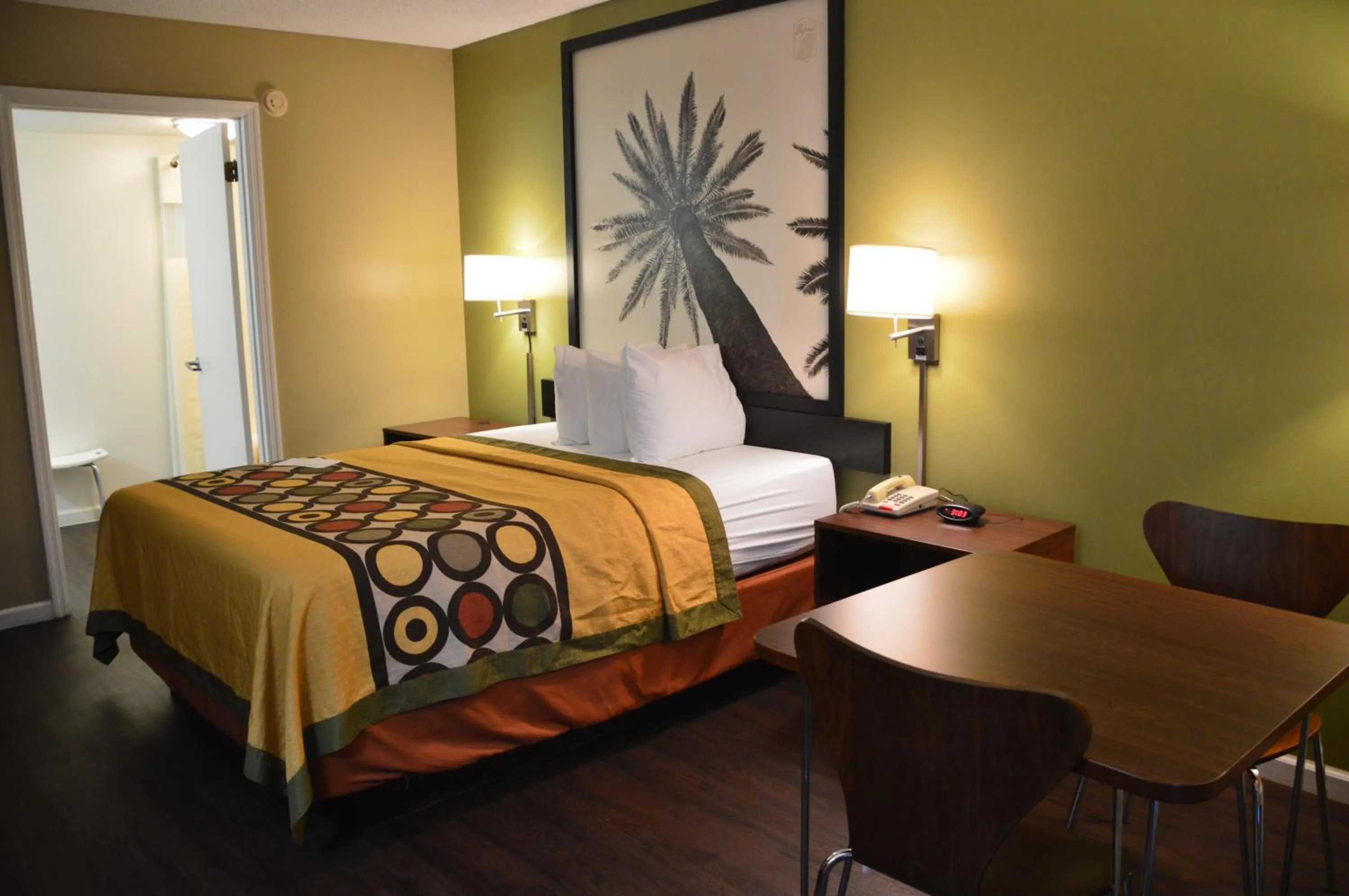 Photo of the whole room, Bed in Super 8 by Wyndham Monticello