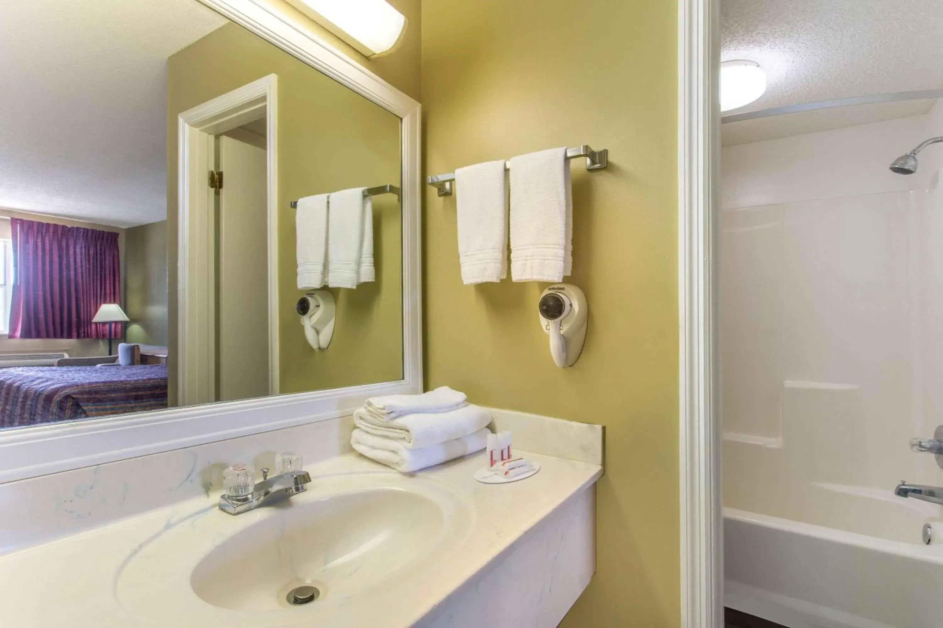 On site, Bed in Super 8 by Wyndham Monticello On site, Bed in Super 8 by Wyndham Monticello