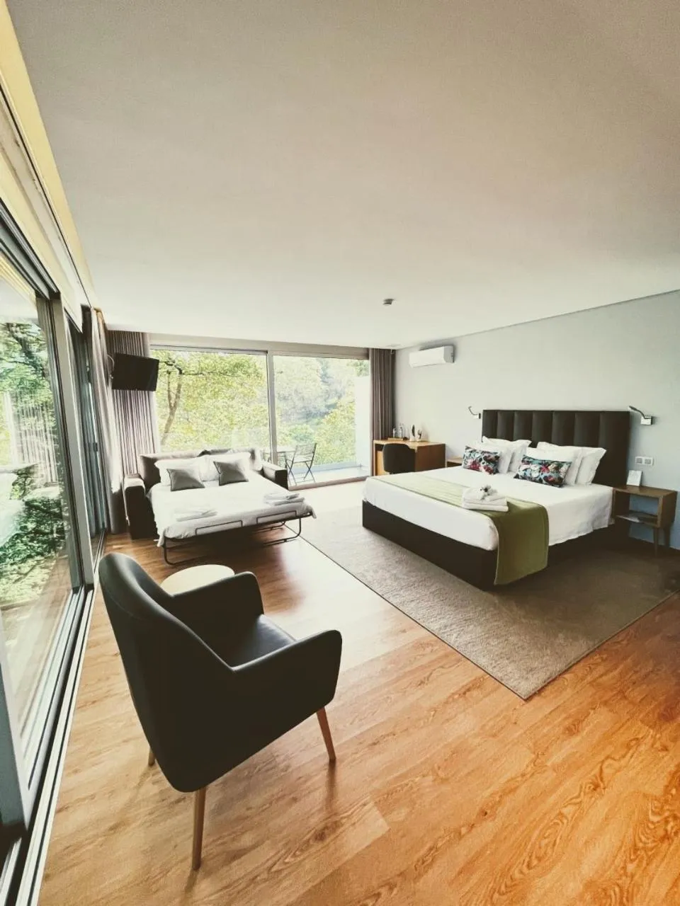 Photo of the whole room in Oak Nature