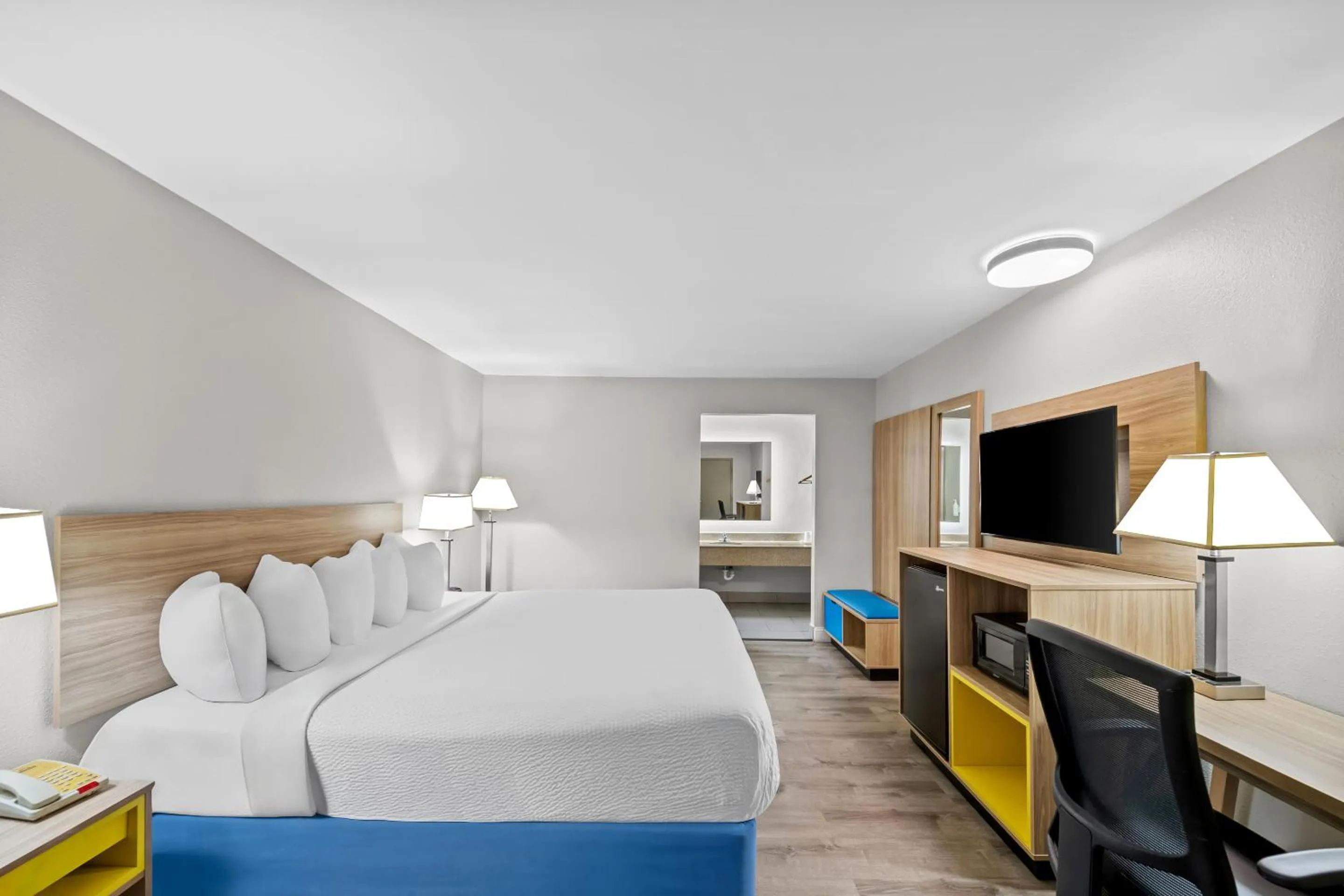 Bedroom, Bed in Days Inn by Wyndham Chesapeake