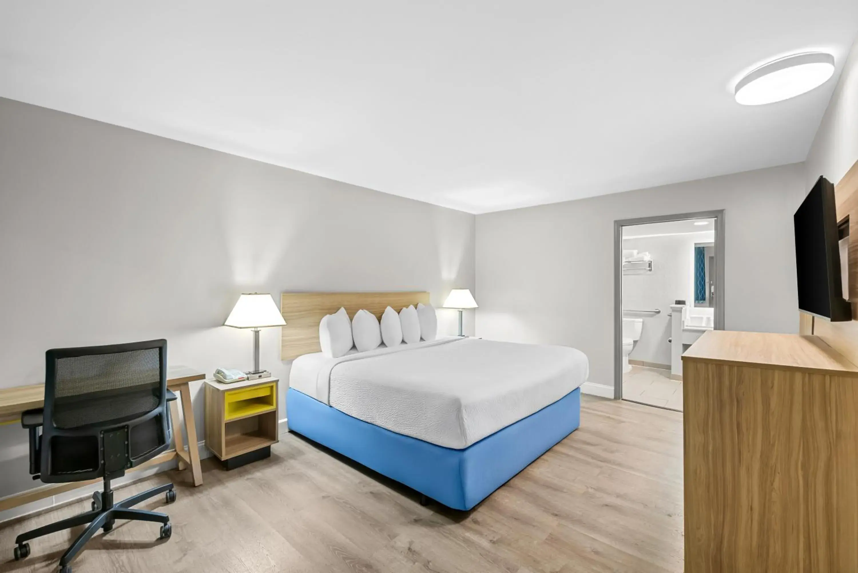 Bedroom, Bed in Days Inn by Wyndham Chesapeake Bedroom, Bed in Days Inn by Wyndham Chesapeake