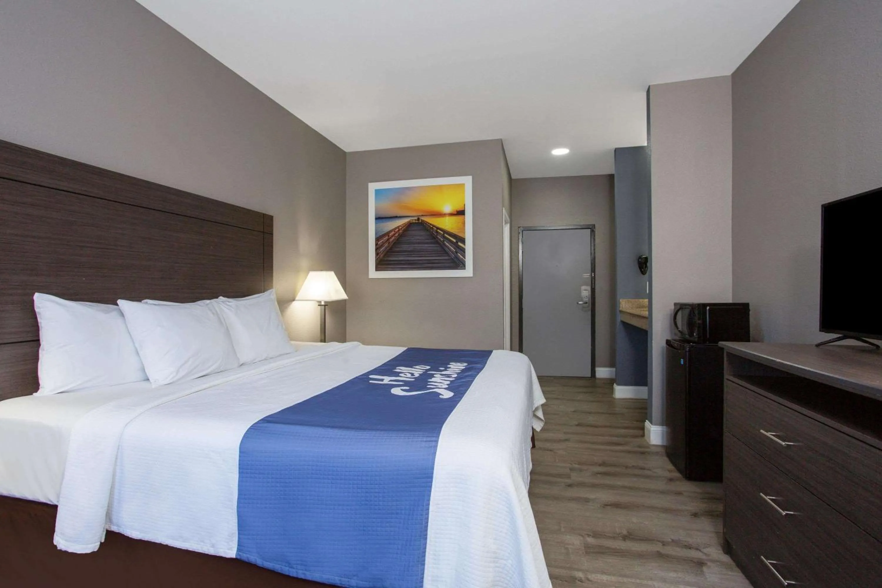 Photo of the whole room, Bed in Days Inn by Wyndham Chesapeake