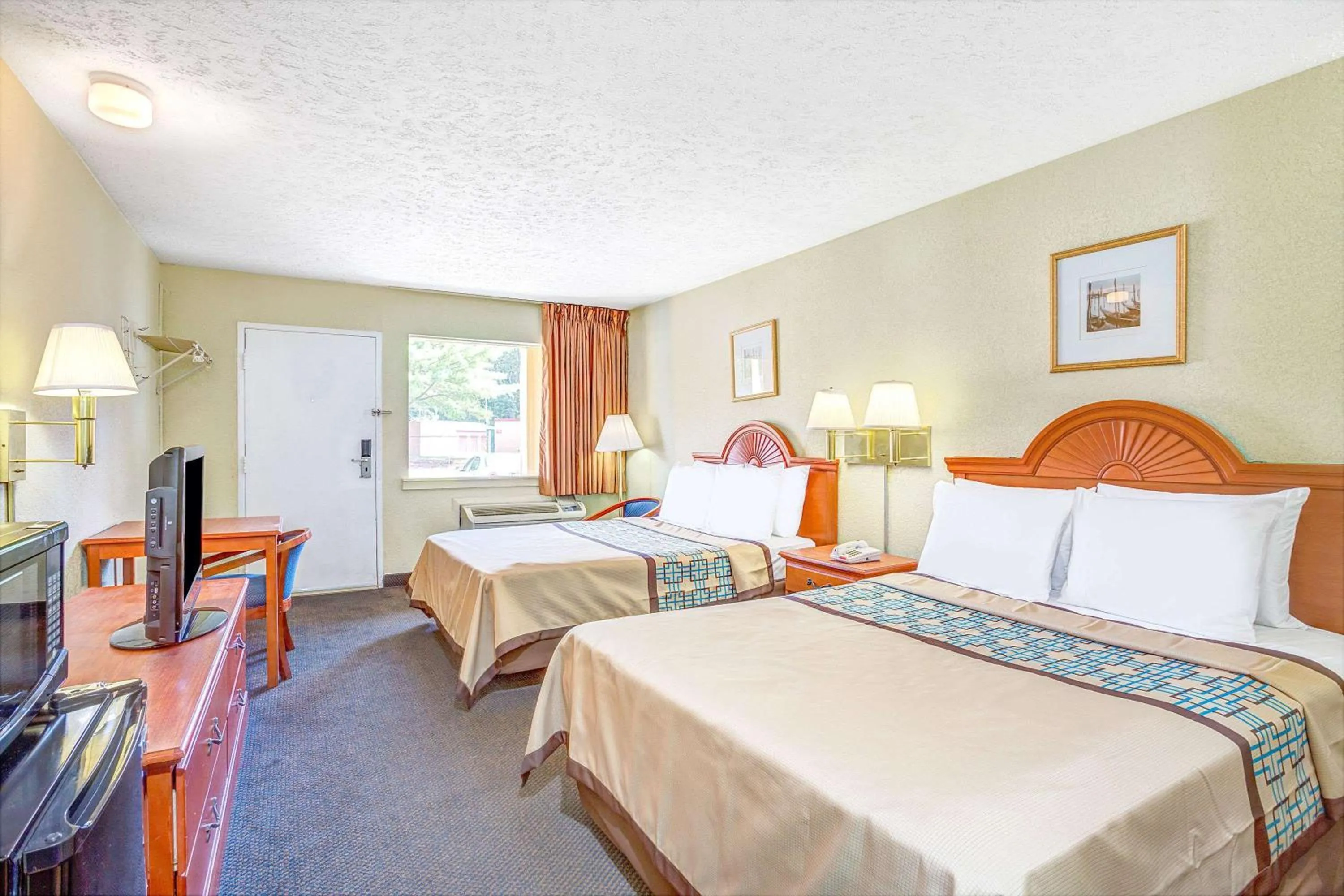 Photo of the whole room, Bed in Days Inn by Wyndham Chesapeake