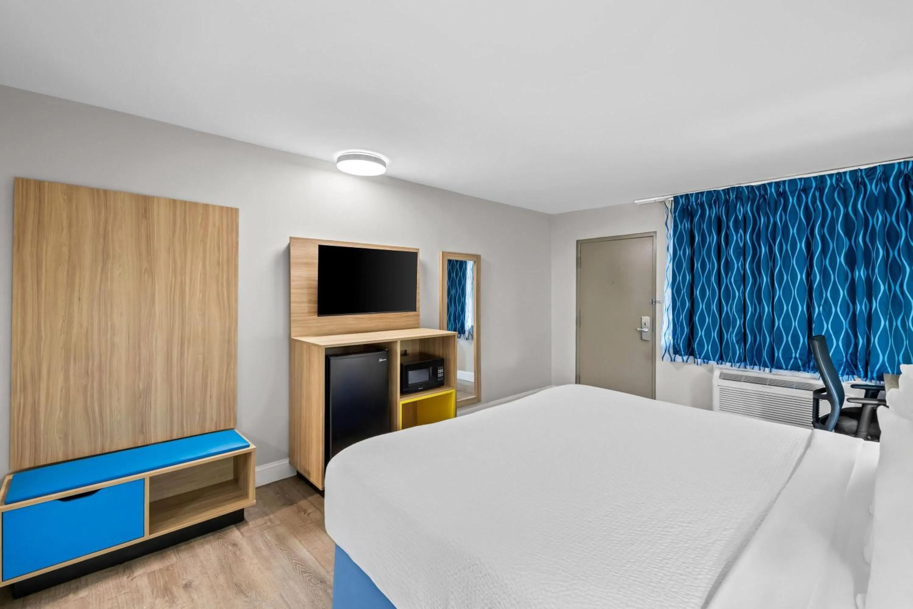 Bed in Days Inn by Wyndham Chesapeake