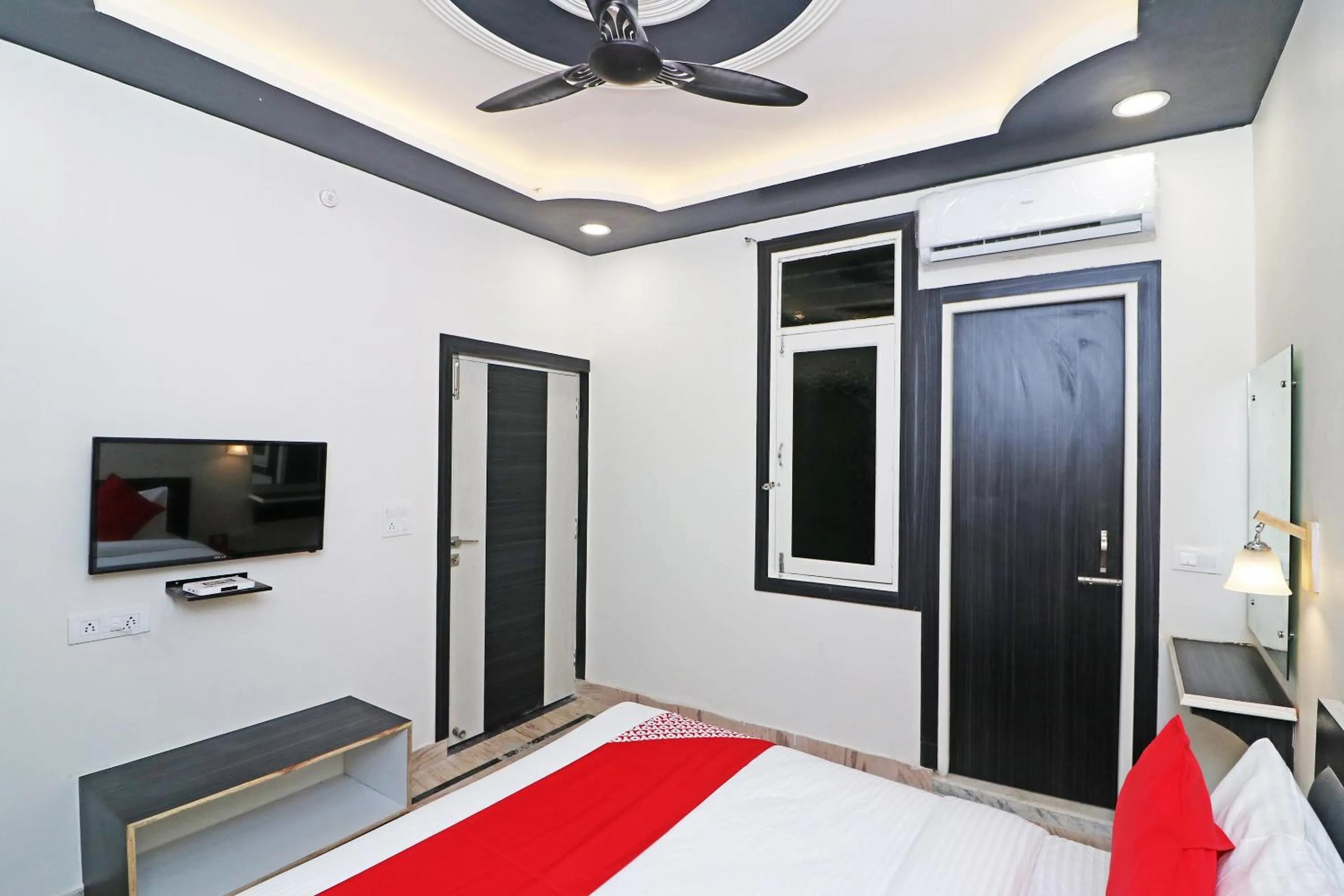 HOTEL O 03 TOWN HOUSE Shaheed Captain Shubham Gupta metro station