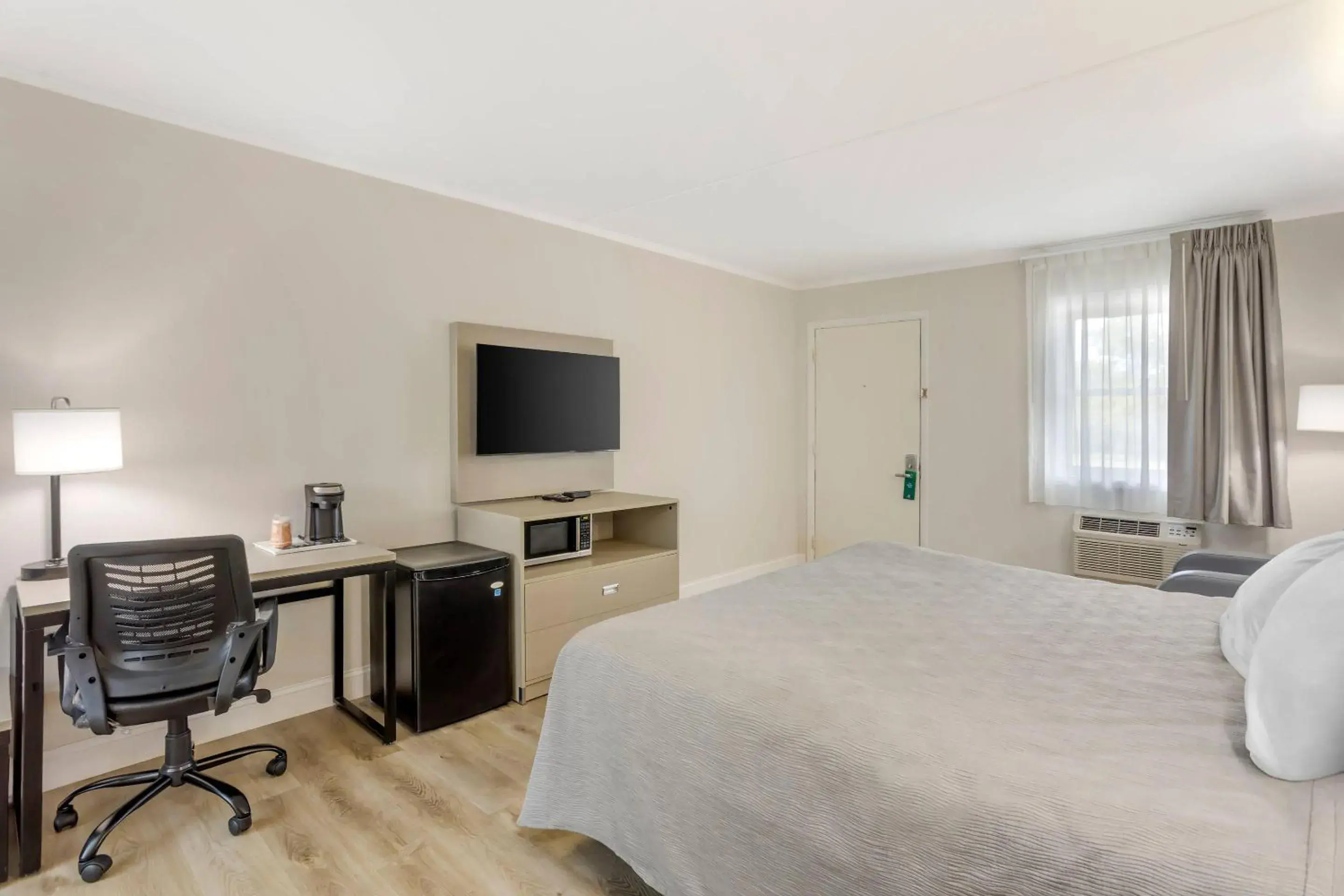 Bedroom, Bed in Quality Inn Smoketown - Lancaster Area Bedroom, Bed in Quality Inn Smoketown - Lancaster Area