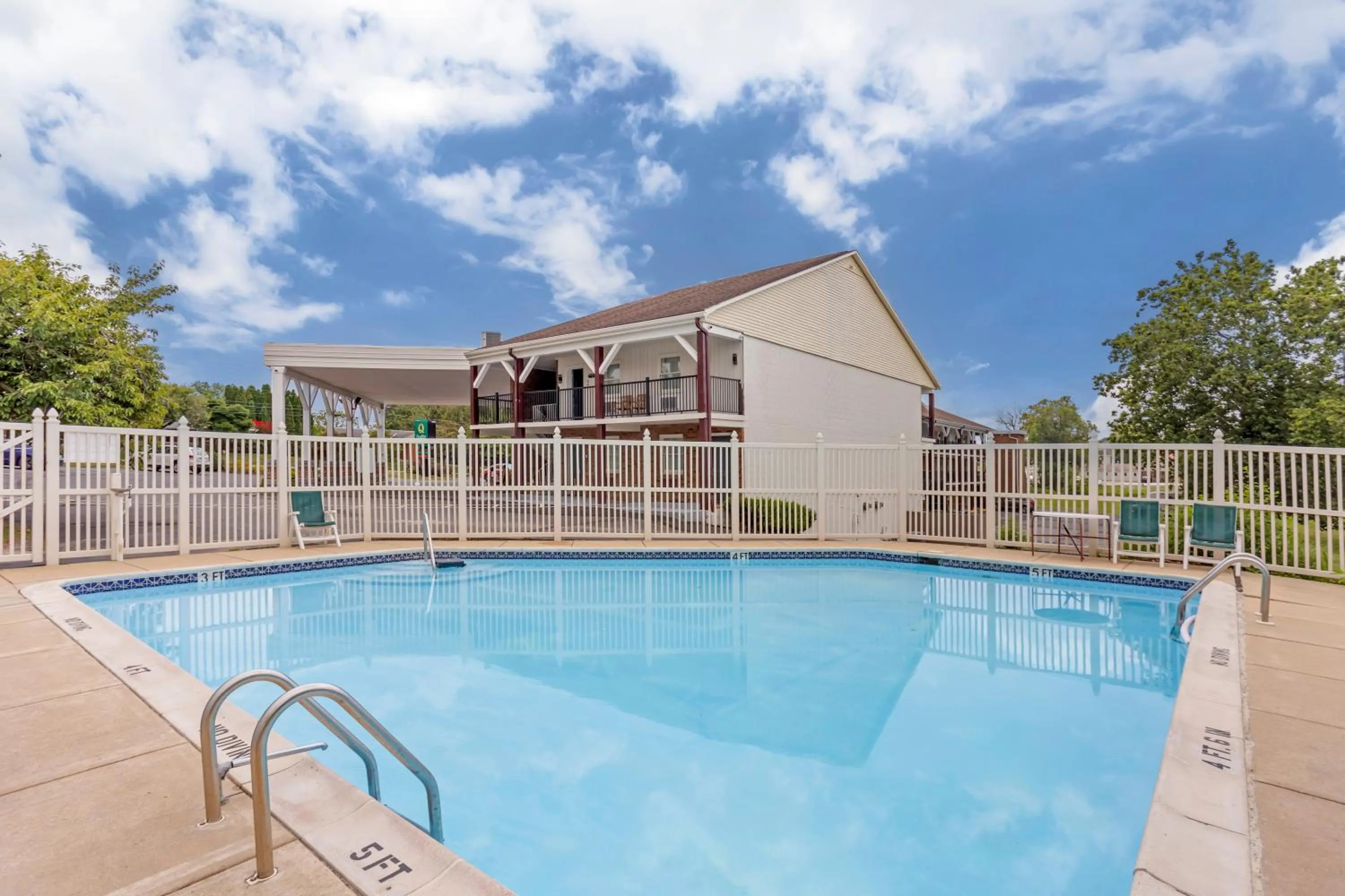 Swimming pool in Mill Stream Country Inn