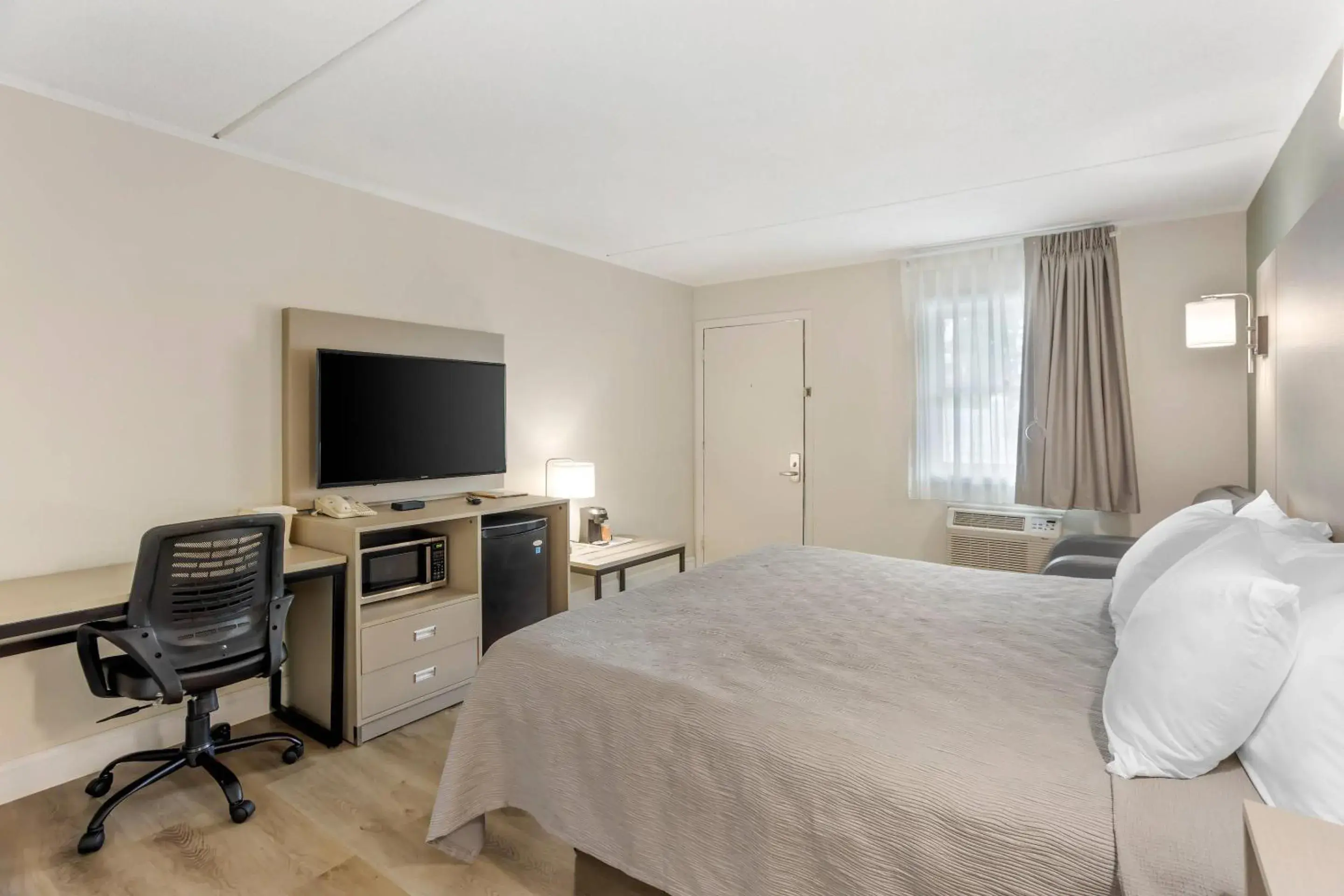 Bedroom, Bed in Quality Inn Smoketown - Lancaster Area Bedroom, Bed in Quality Inn Smoketown - Lancaster Area