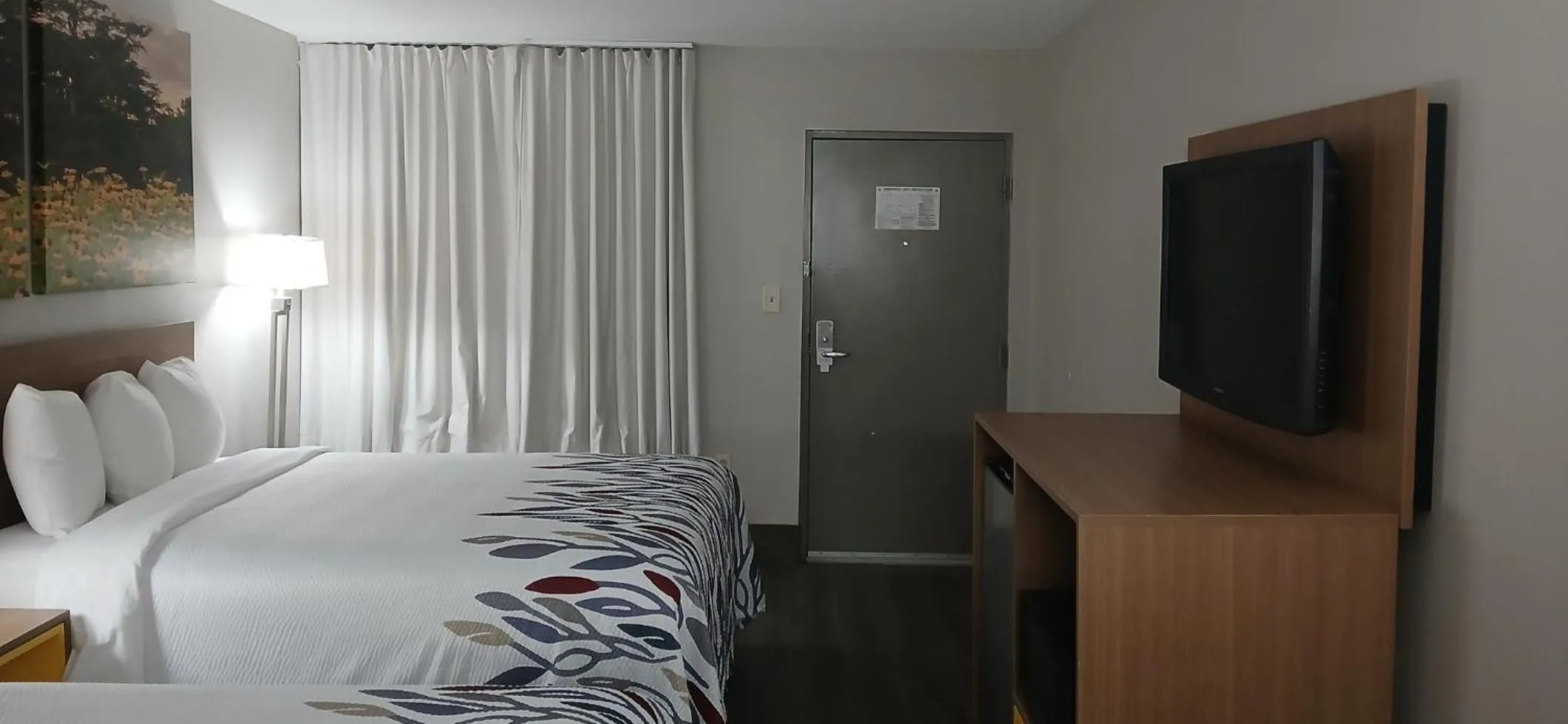 Photo of the whole room, Bed in Red Roof Inn Leeds