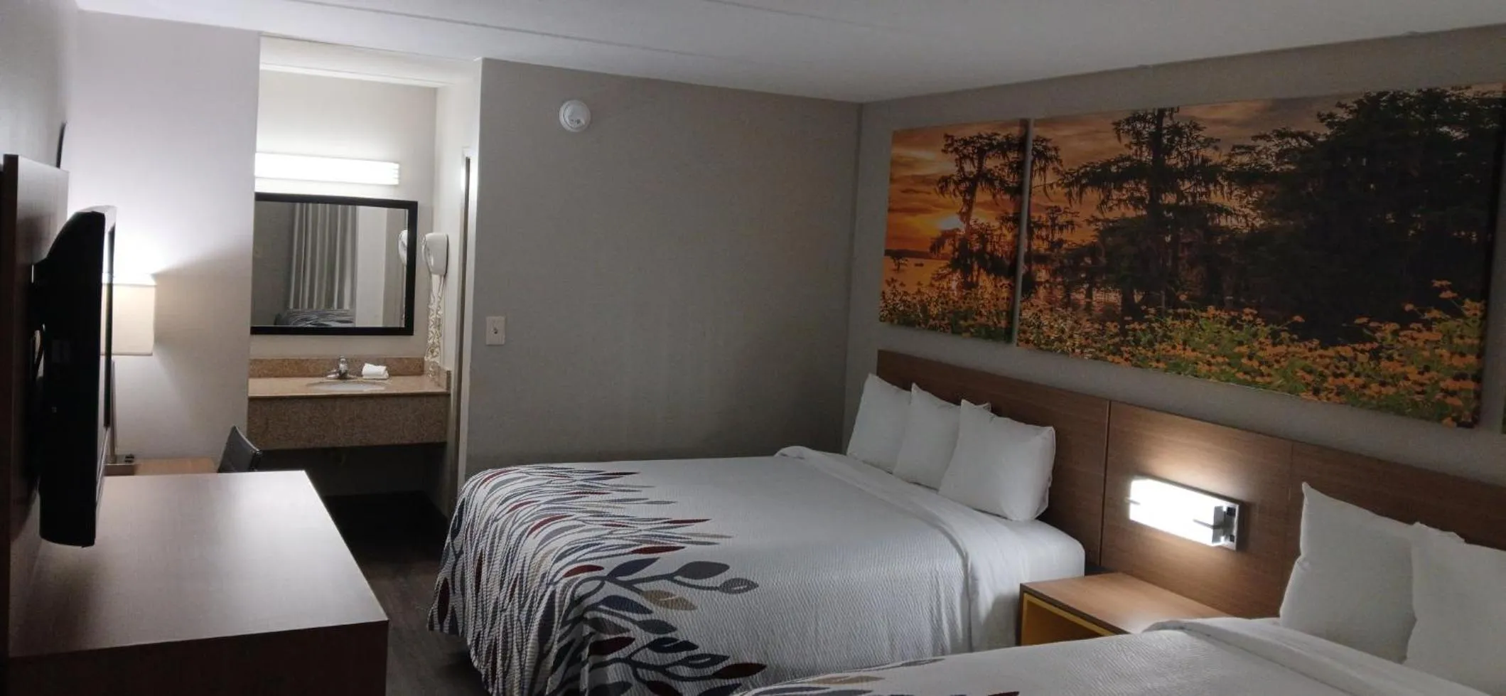 Photo of the whole room, Bed in Red Roof Inn Leeds