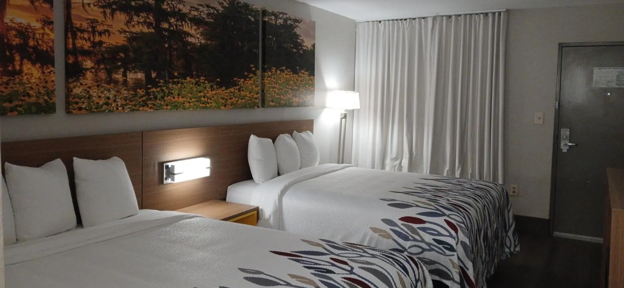 Photo of the whole room, Bed in Red Roof Inn Leeds