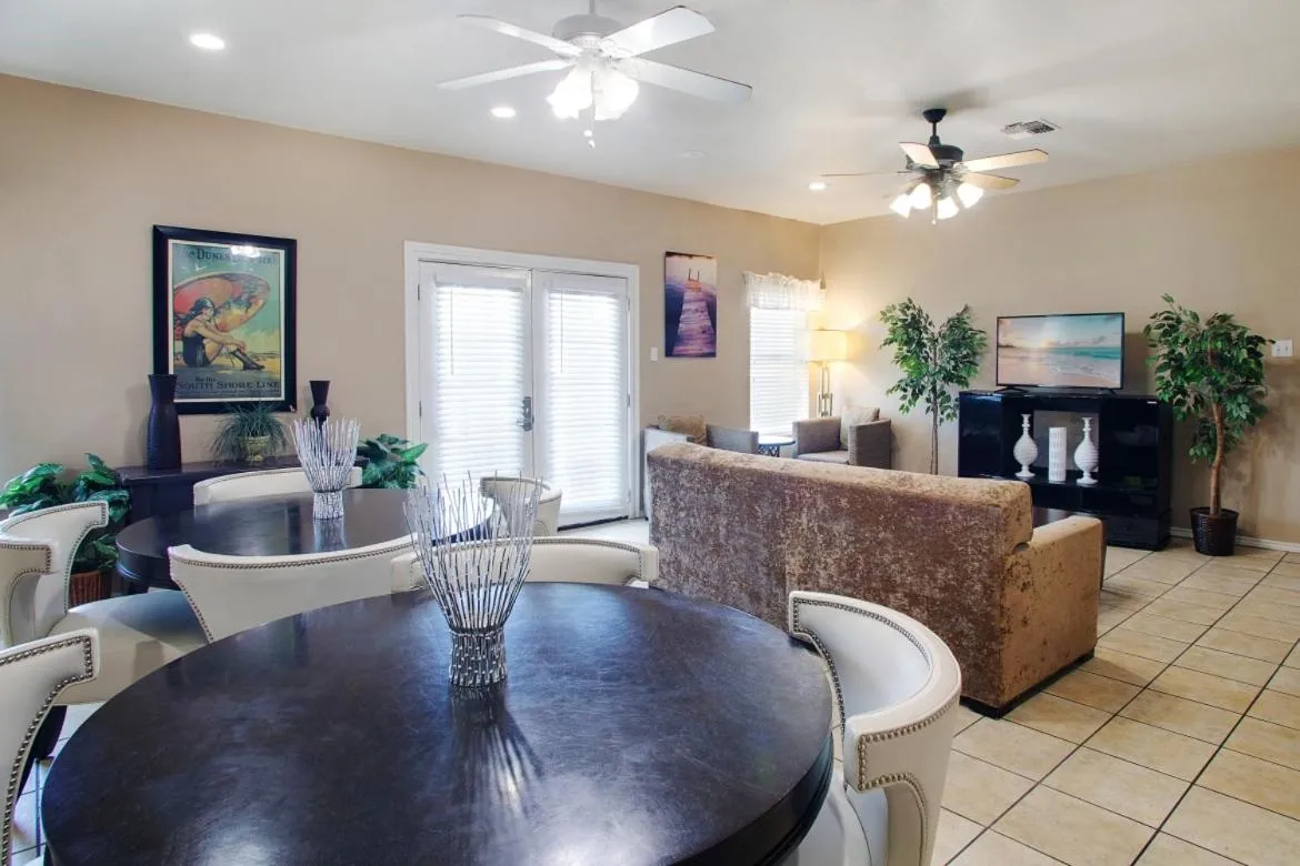 Living room in Plantation Suites and Conference Center