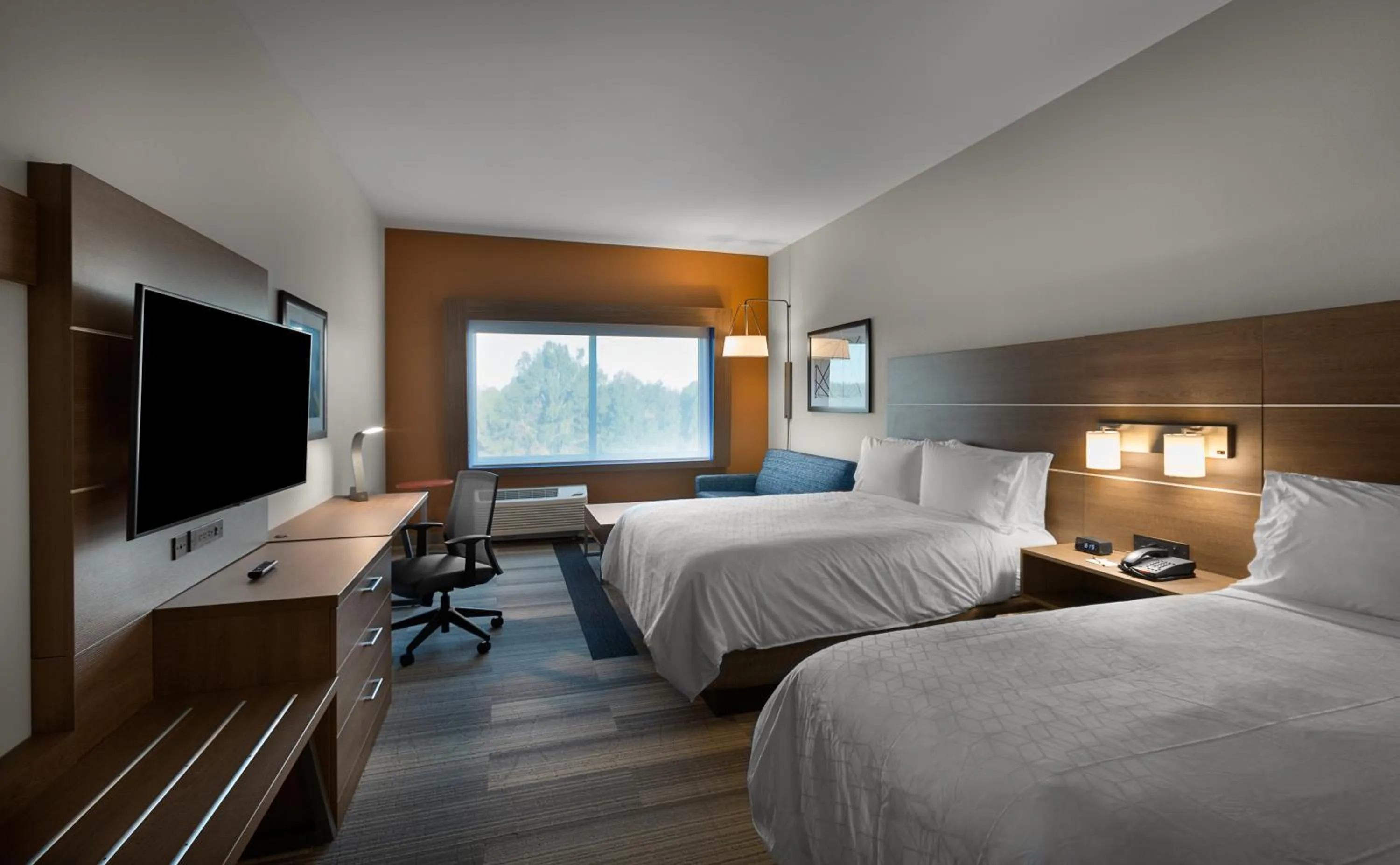 Bed in Holiday Inn Express & Suites - Fayetteville South by IHG