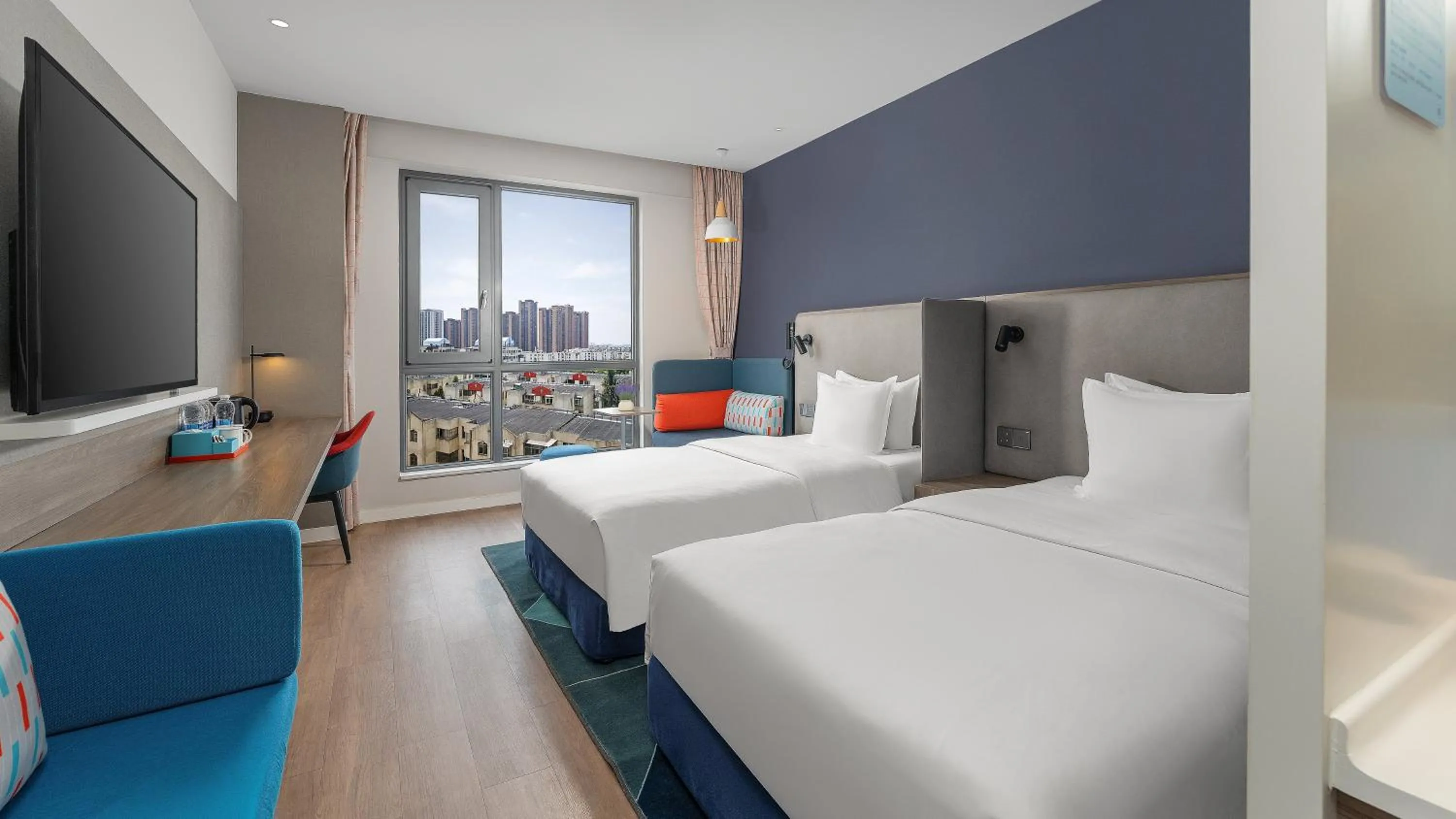 Photo of the whole room, Bed in Holiday Inn Express Kunming West by IHG