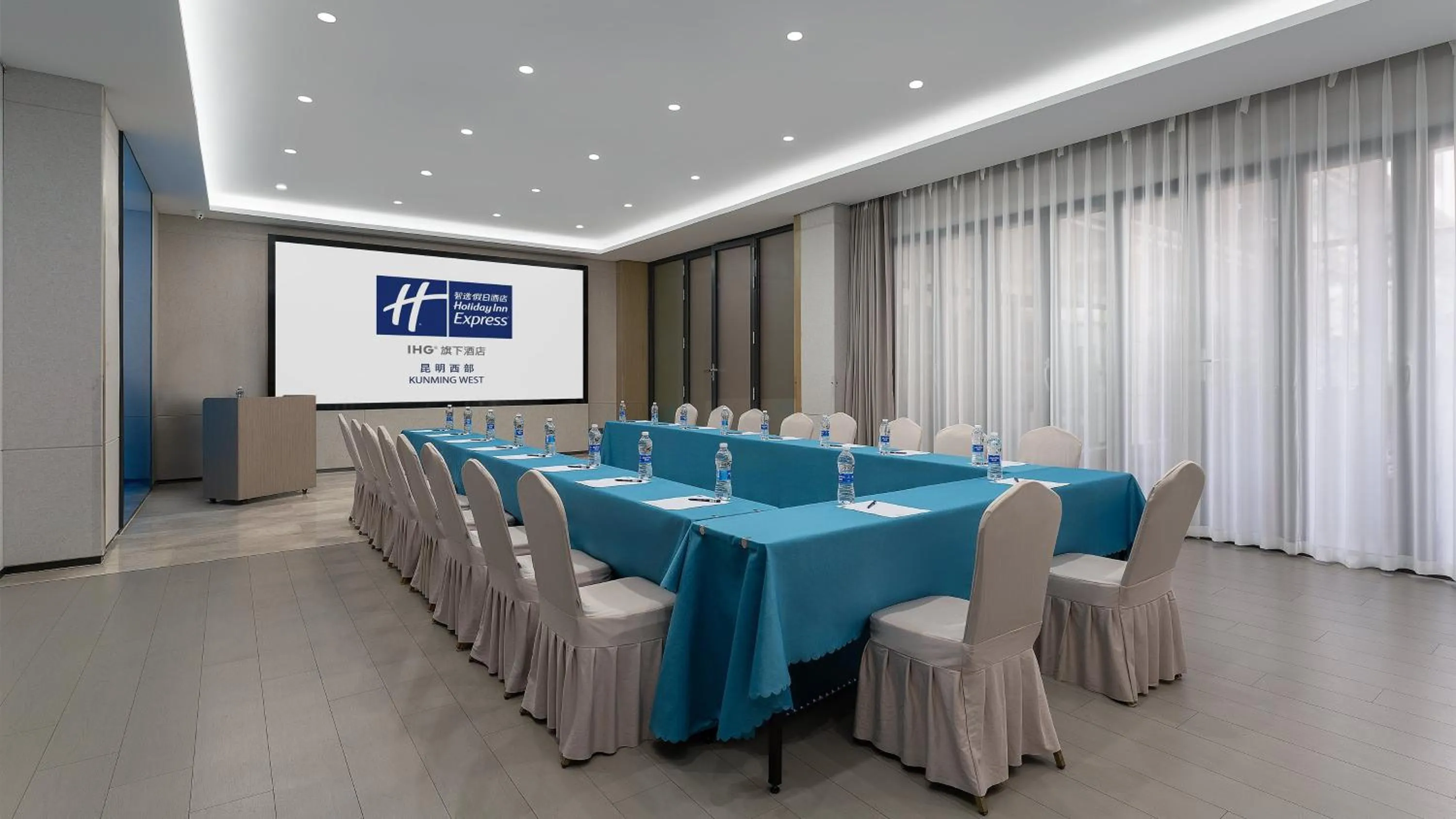 Meeting/conference room in Holiday Inn Express Kunming West by IHG