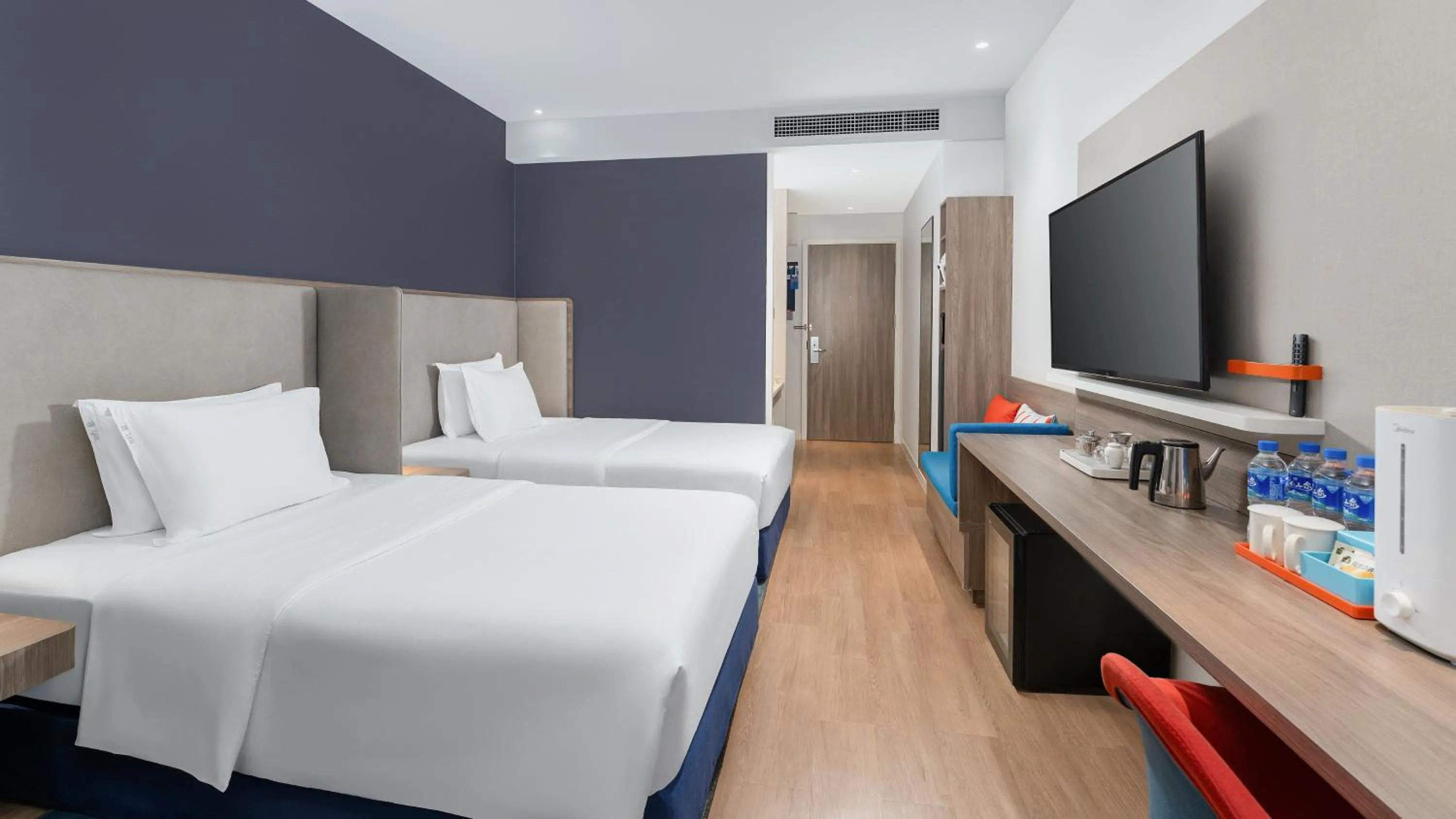Photo of the whole room, Bed in Holiday Inn Express Kunming West by IHG