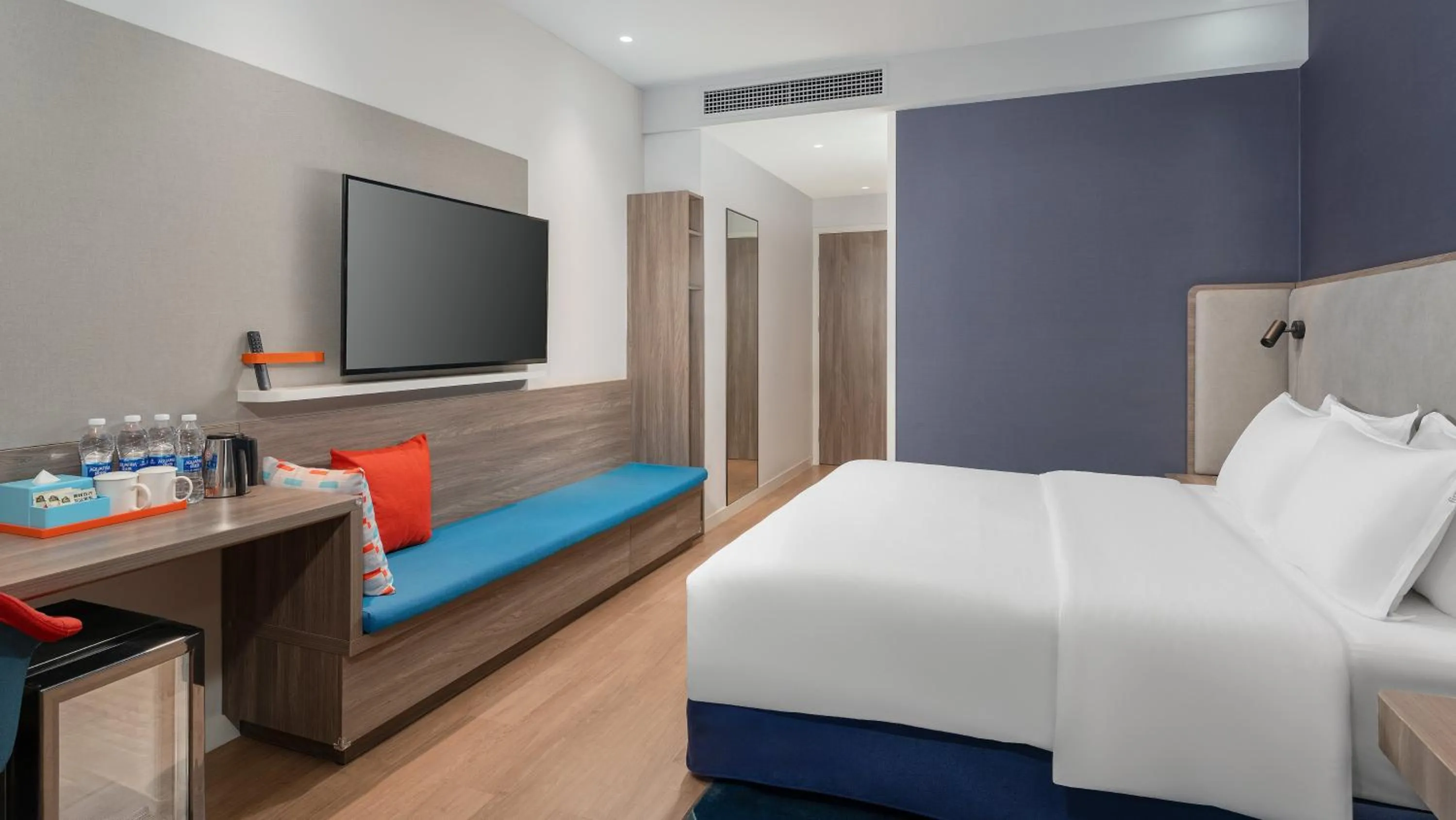 Photo of the whole room, Bed in Holiday Inn Express Kunming West by IHG